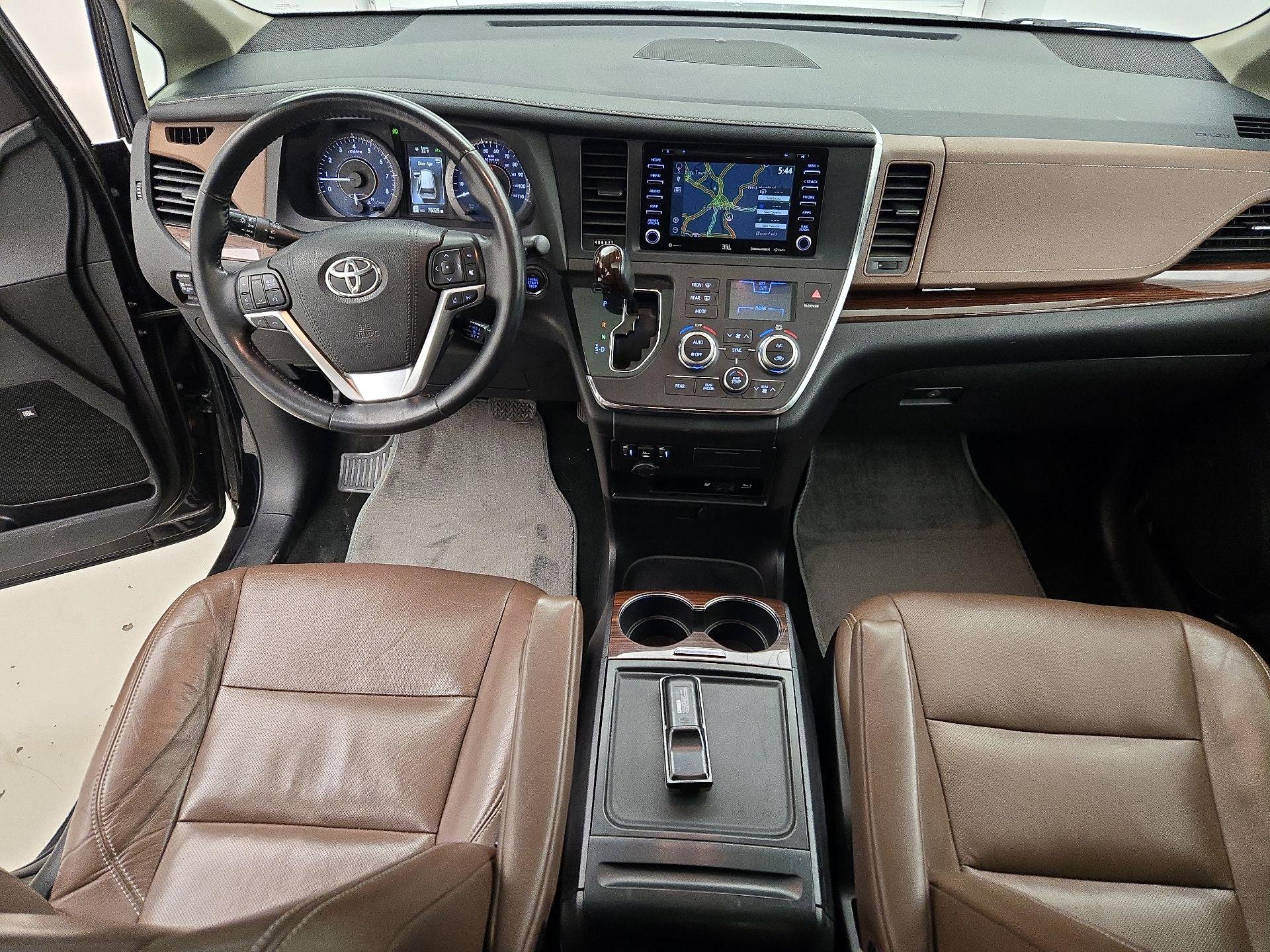 Thumbnail: 2018 Toyota Sienna - 9