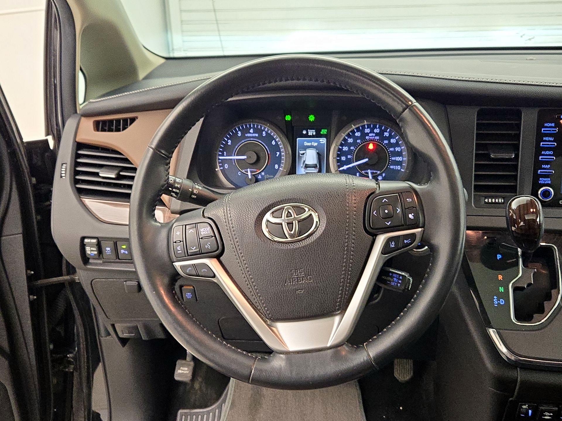 Thumbnail: 2018 Toyota Sienna - 10