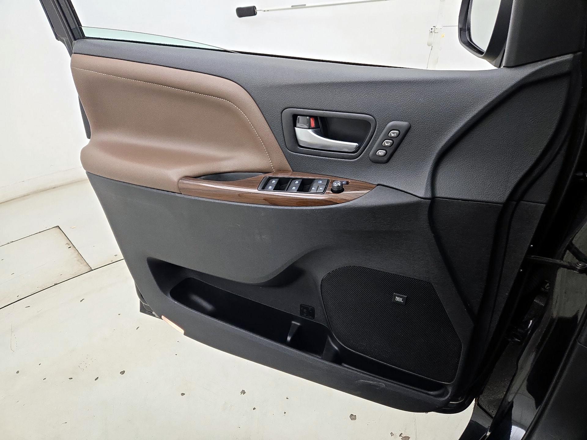 Thumbnail: 2018 Toyota Sienna - 12