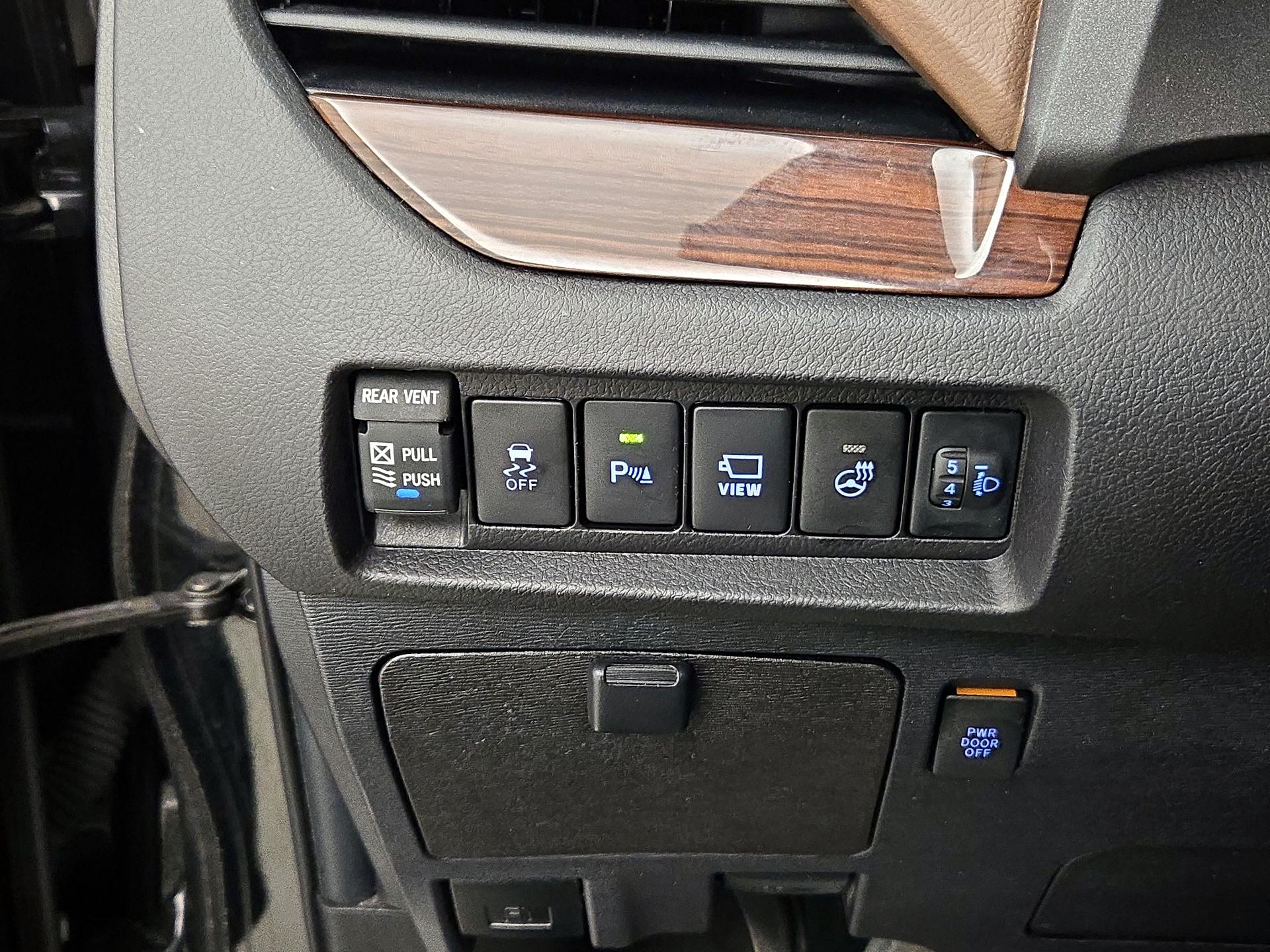 Thumbnail: 2018 Toyota Sienna - 13