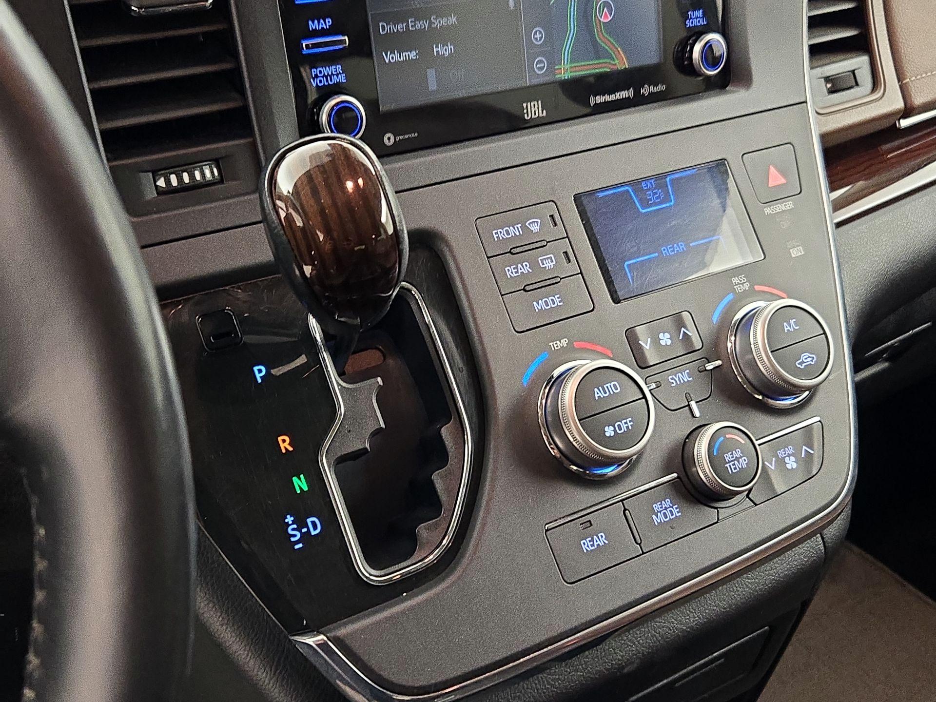 Thumbnail: 2018 Toyota Sienna - 18