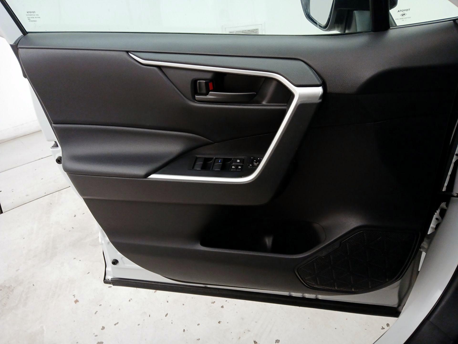 Thumbnail: 2022 Toyota RAV4 - 12