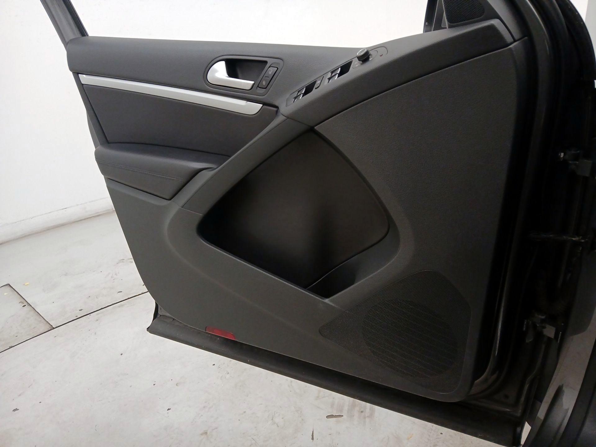 Thumbnail: 2016 Volkswagen Tiguan - 12