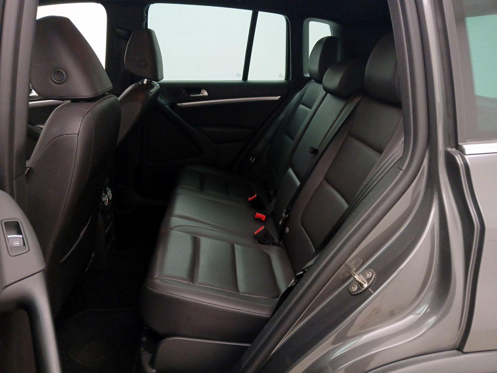 Thumbnail: 2016 Volkswagen Tiguan - 19