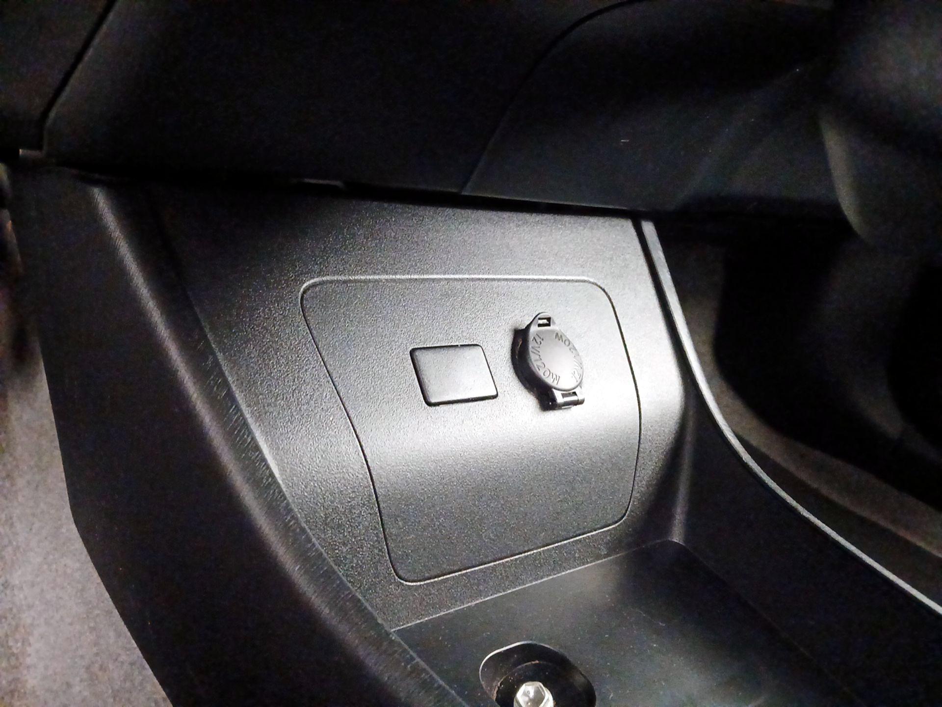 Thumbnail: 2014 Toyota Prius - 17