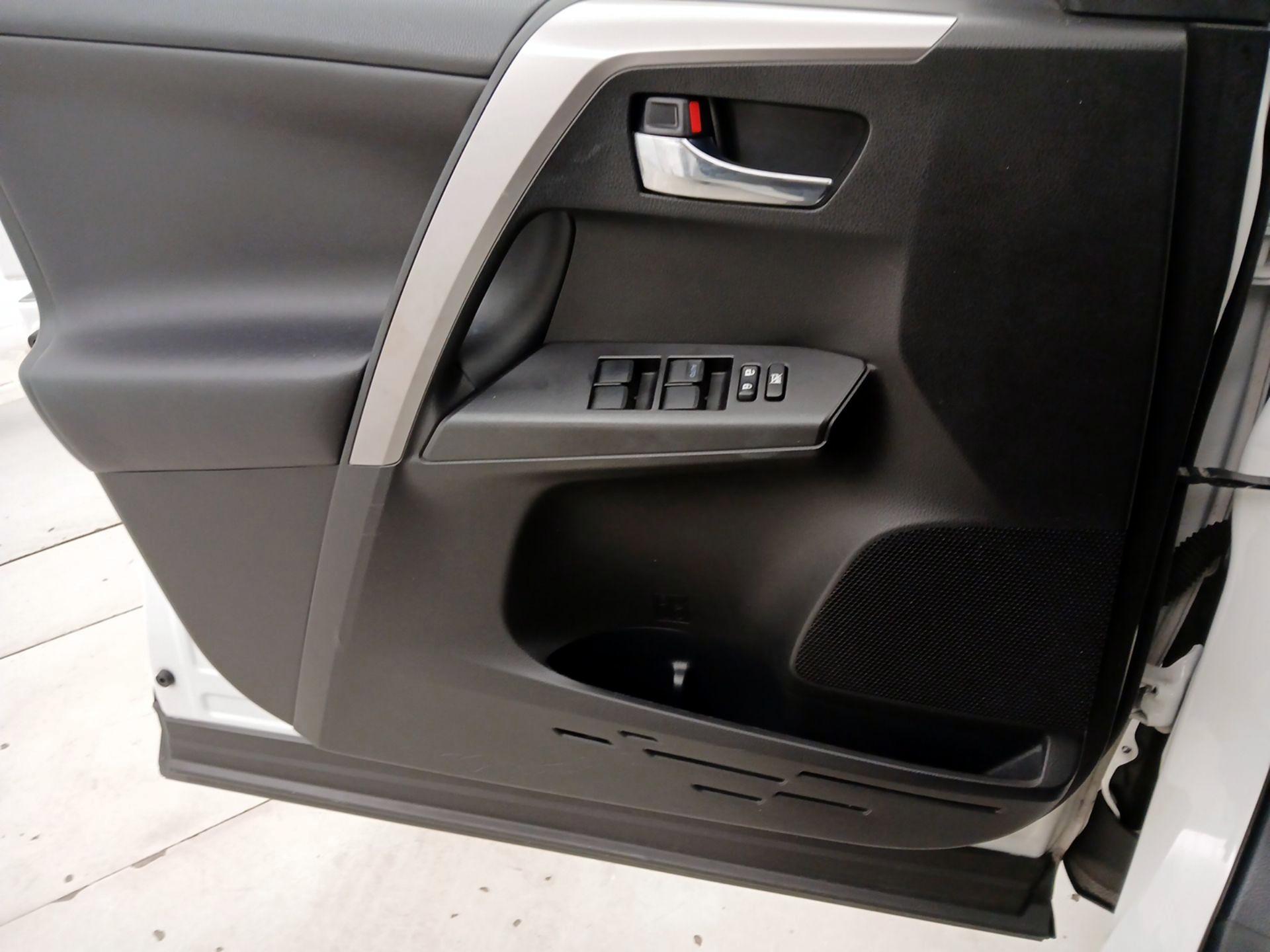 Thumbnail: 2016 Toyota RAV4 - 12