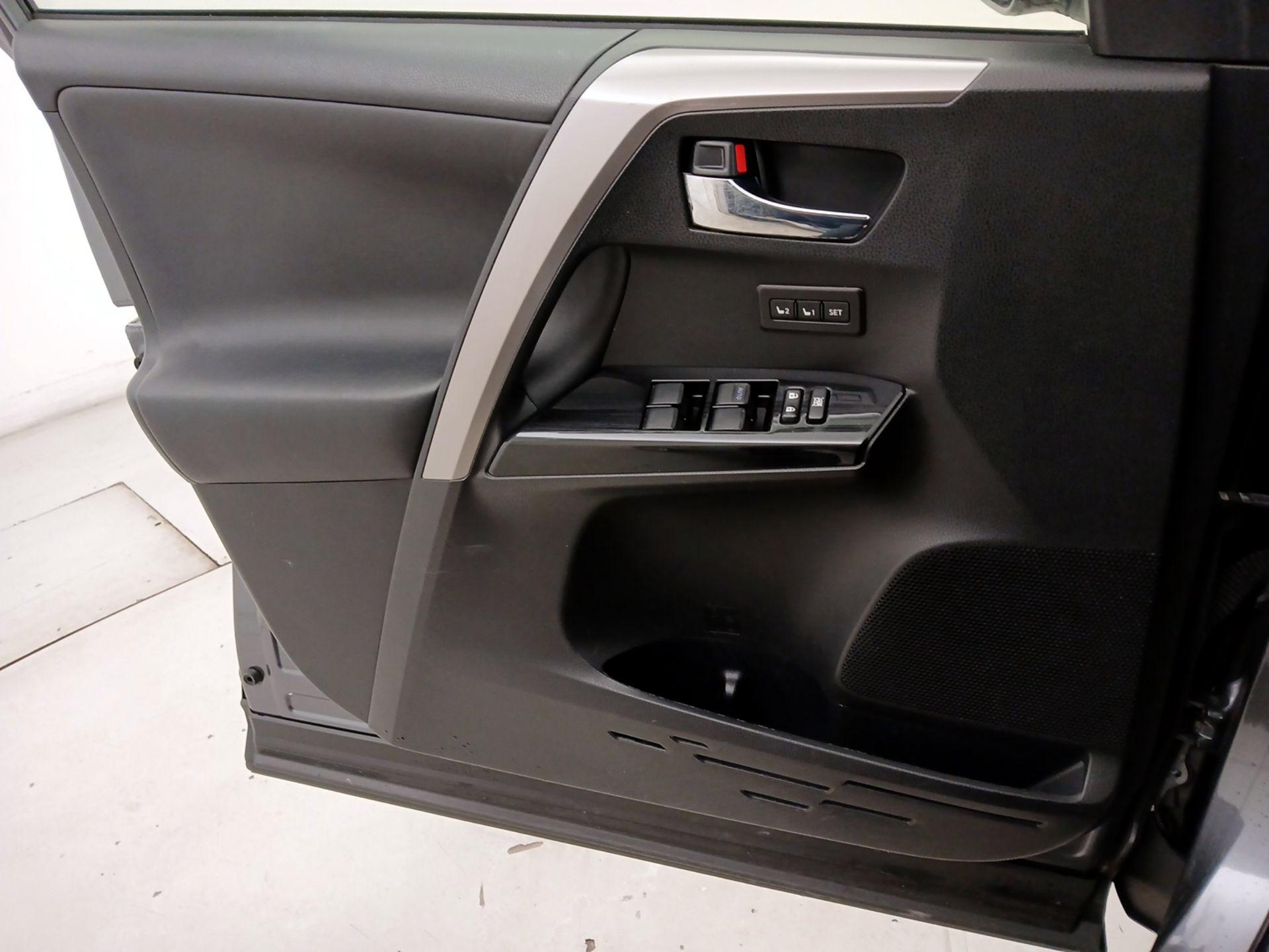 Thumbnail: 2016 Toyota RAV4 - 12