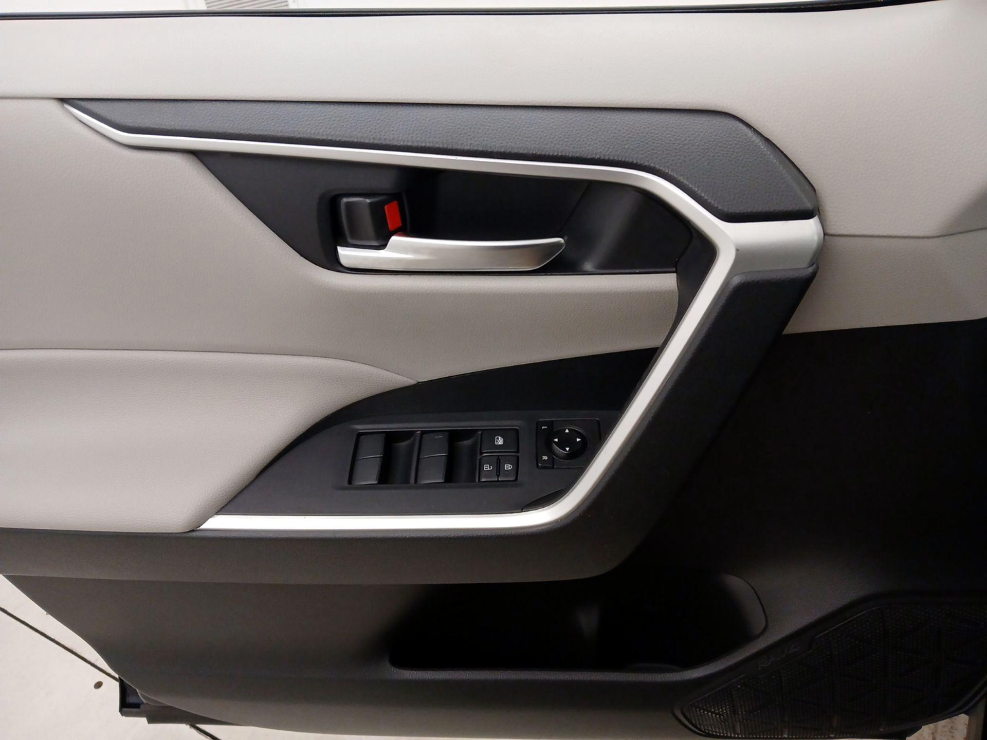 Thumbnail: 2019 Toyota RAV4 - 12