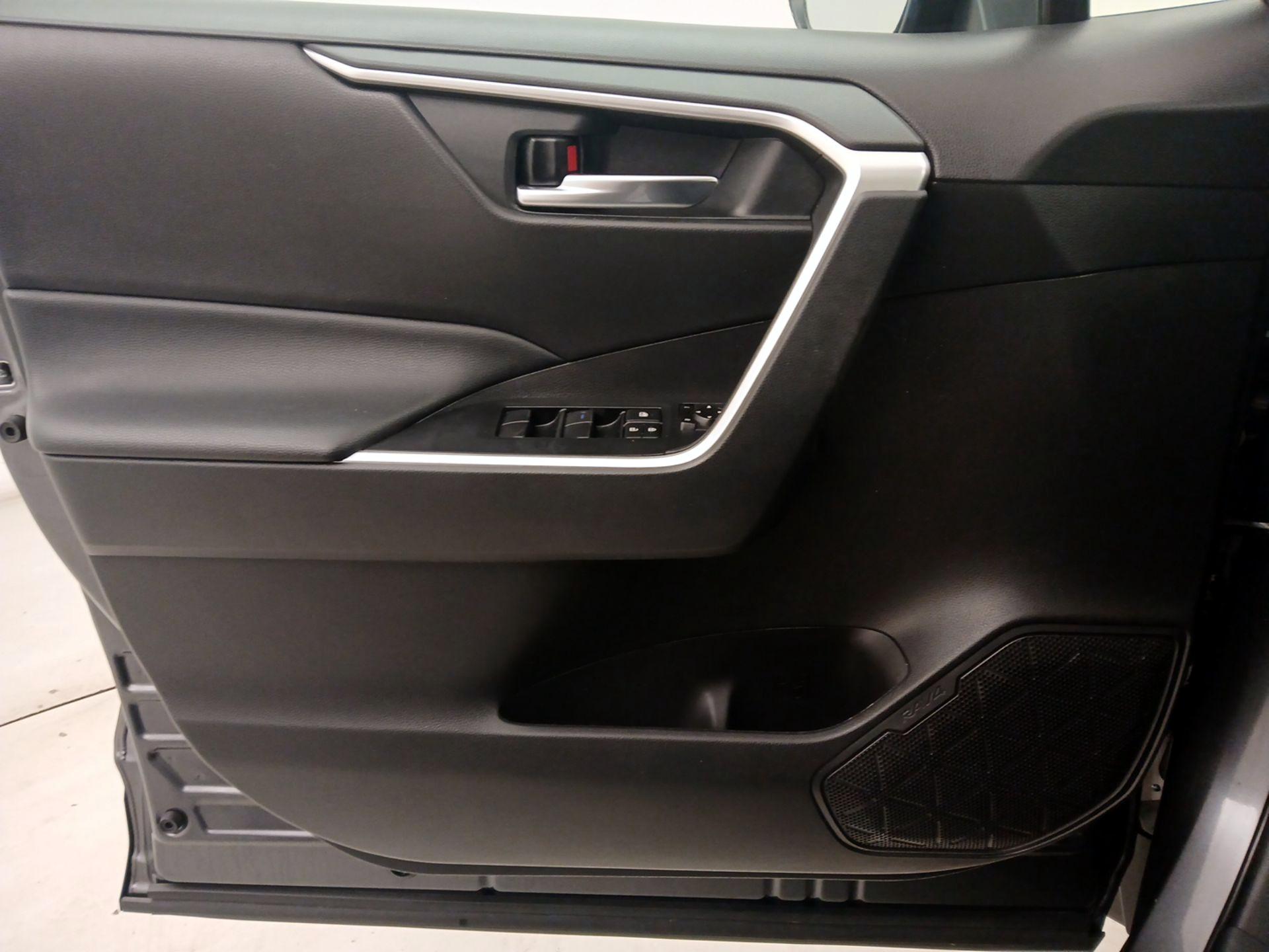 Thumbnail: 2020 Toyota RAV4 - 12