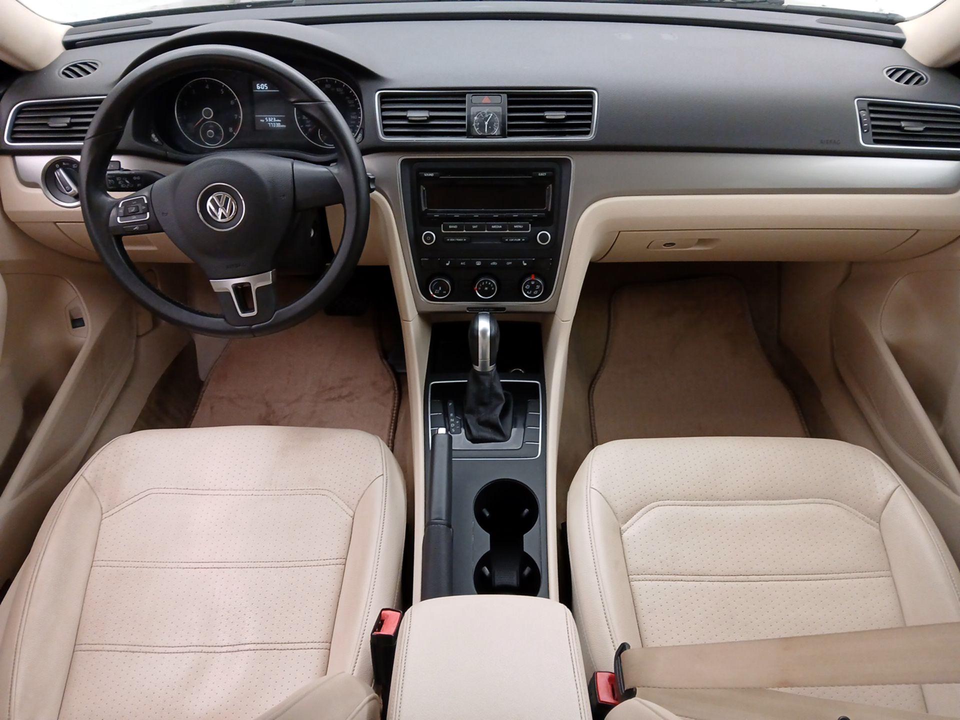 Thumbnail: 2015 Volkswagen Passat - 9