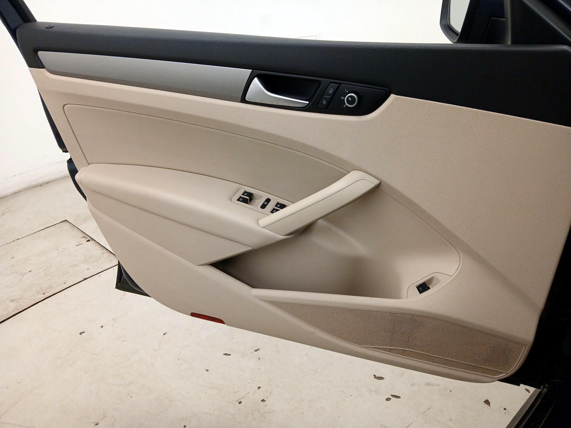 Thumbnail: 2015 Volkswagen Passat - 12