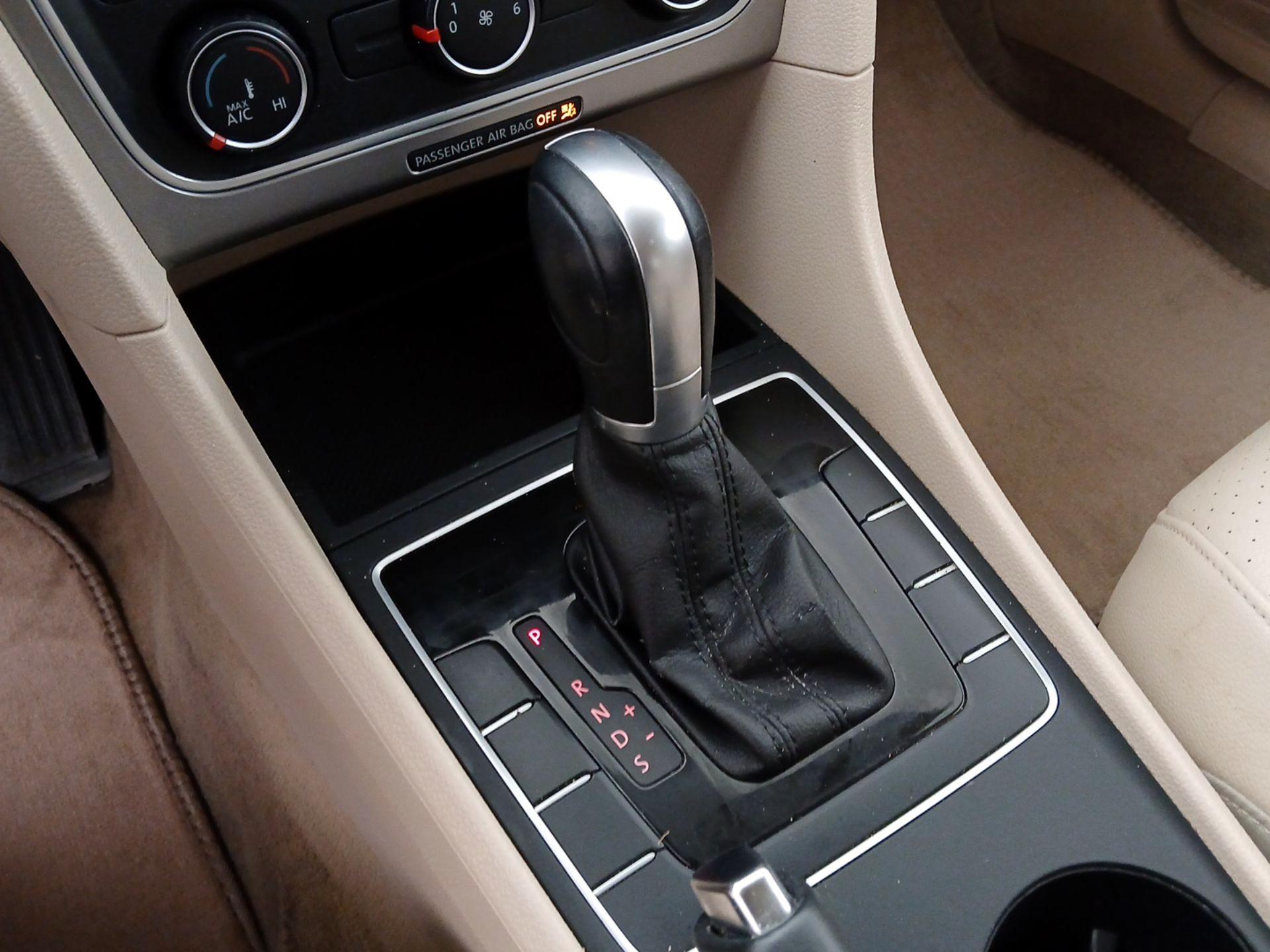 Thumbnail: 2015 Volkswagen Passat - 16