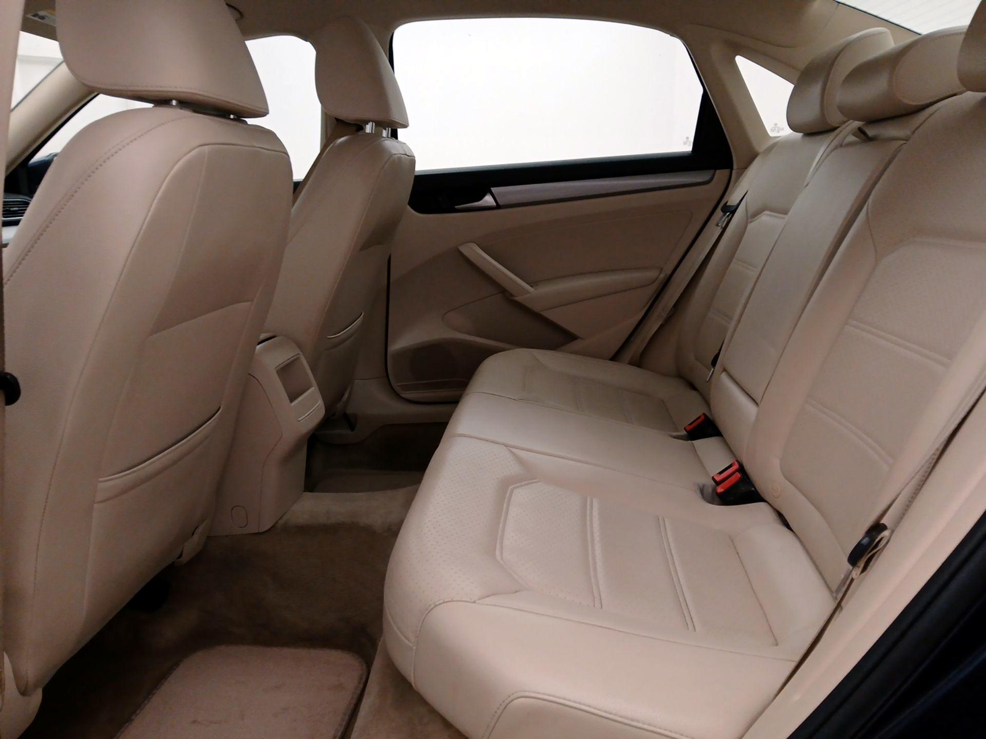 Thumbnail: 2015 Volkswagen Passat - 18