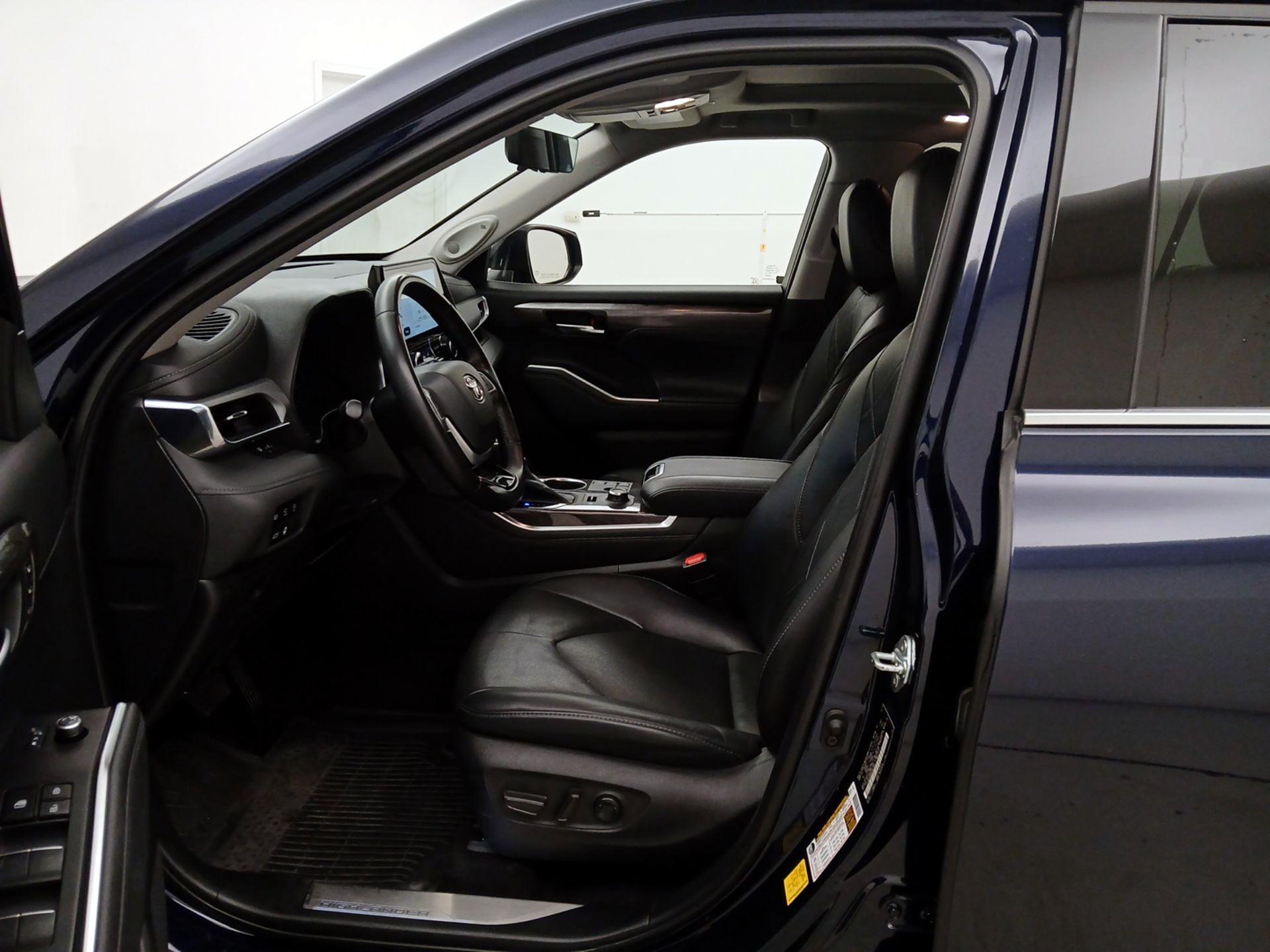 Thumbnail: 2023 Toyota Highlander - 11