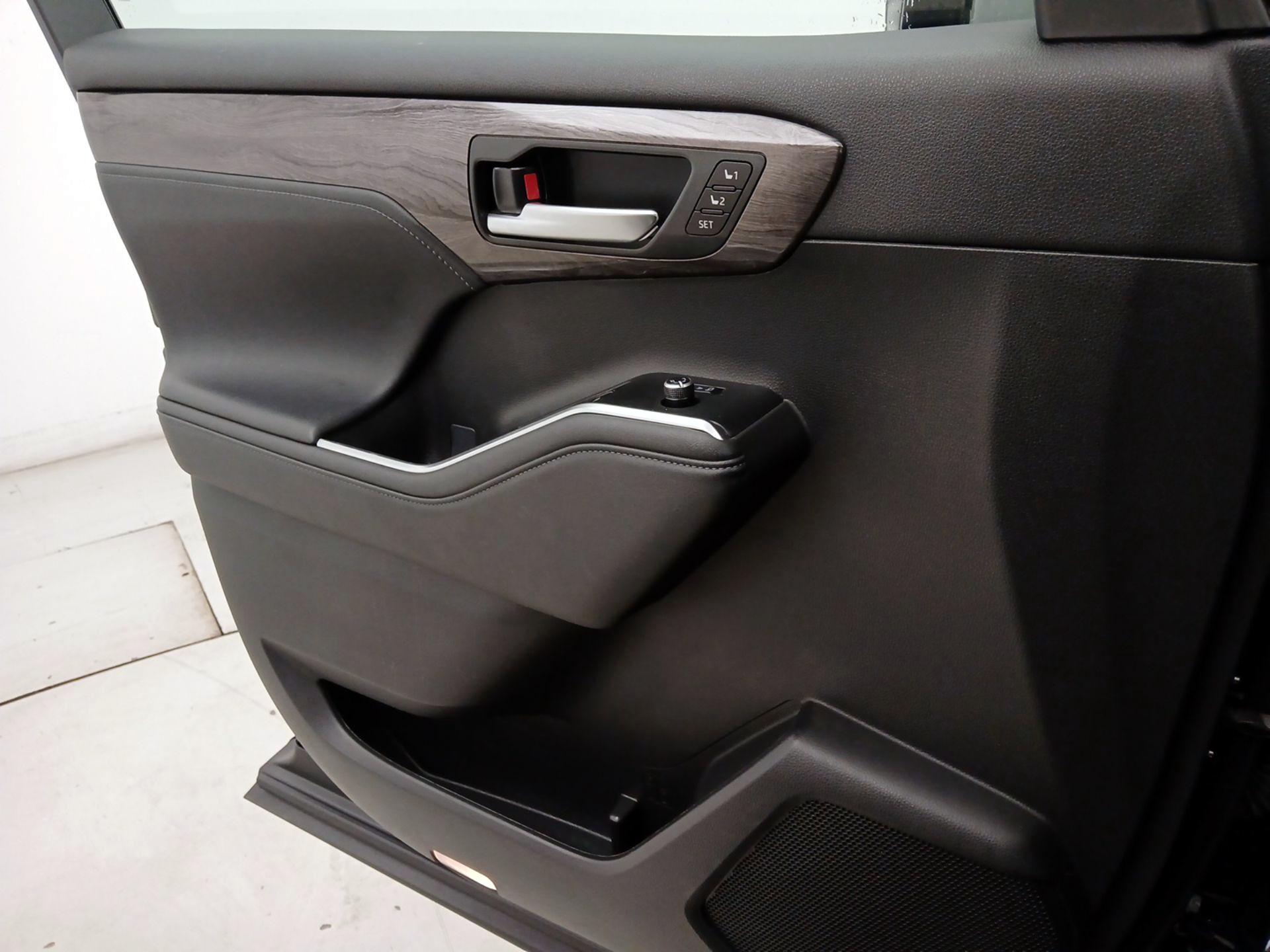 Thumbnail: 2023 Toyota Highlander - 12