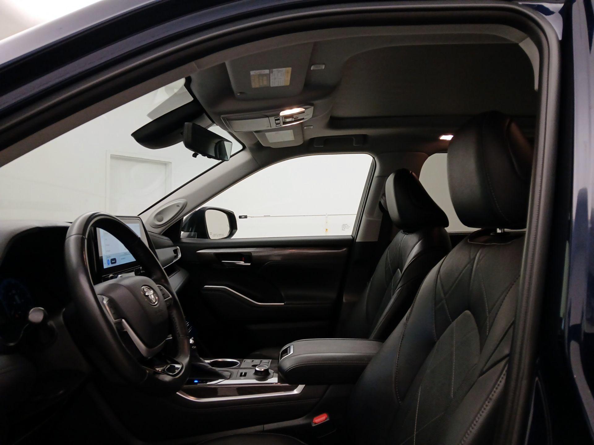 Thumbnail: 2023 Toyota Highlander - 19