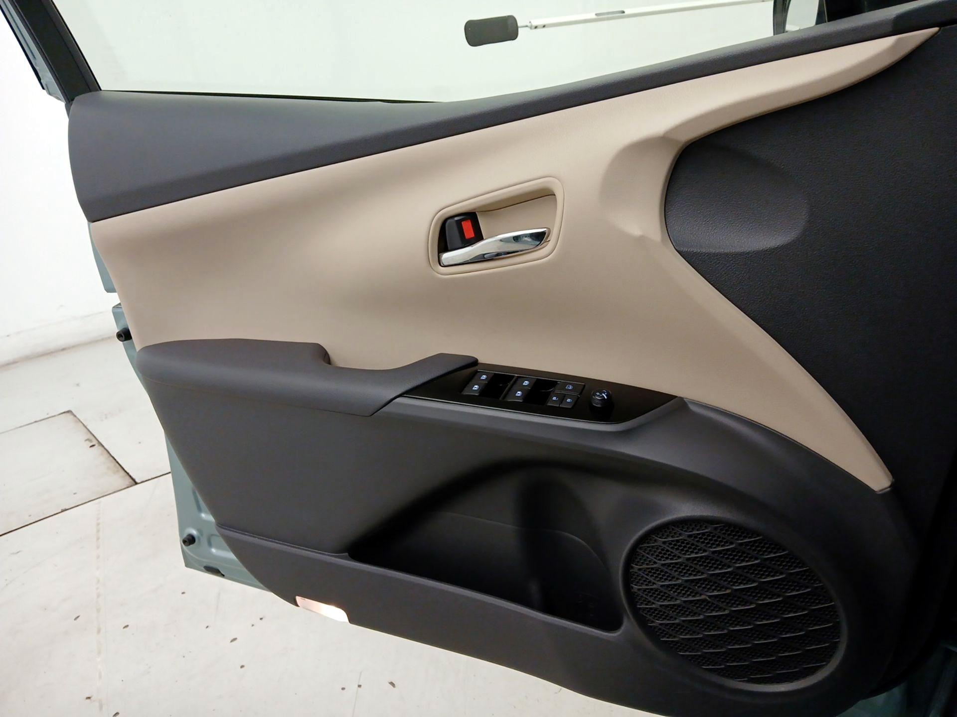 Thumbnail: 2017 Toyota Prius - 12