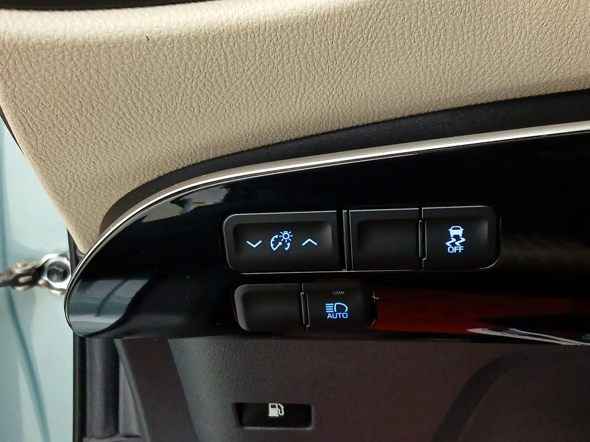 Thumbnail: 2017 Toyota Prius - 13