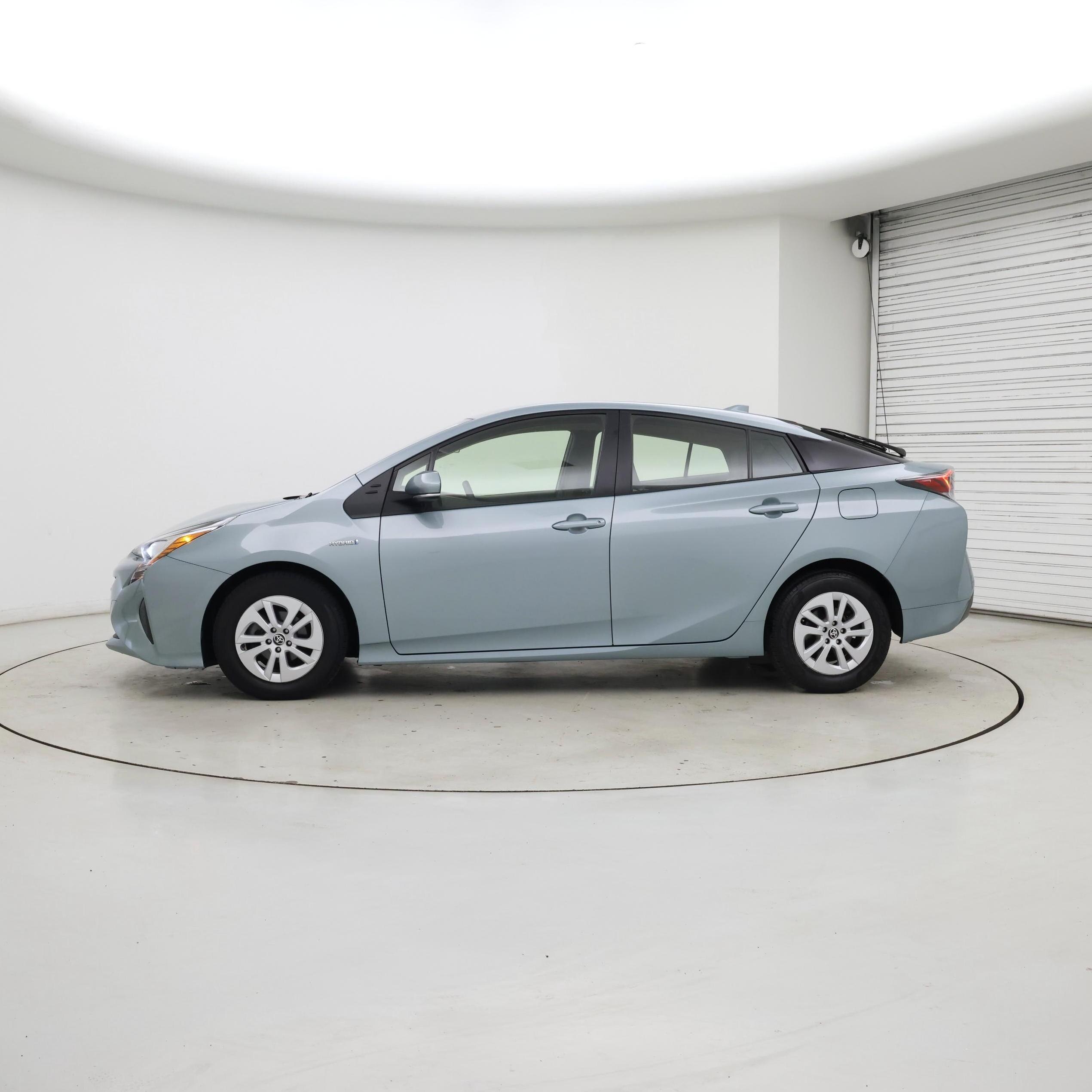 Thumbnail: 2017 Toyota Prius - 3