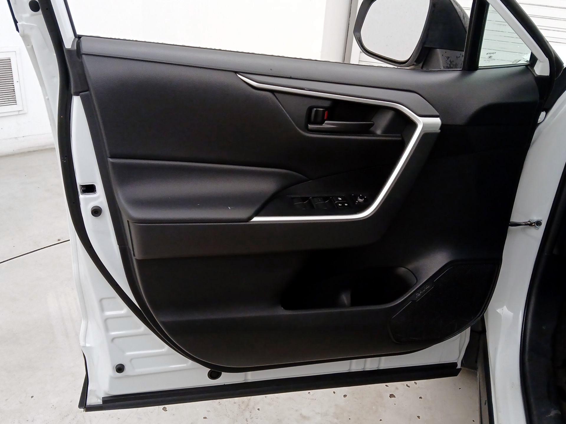 Thumbnail: 2020 Toyota RAV4 - 12