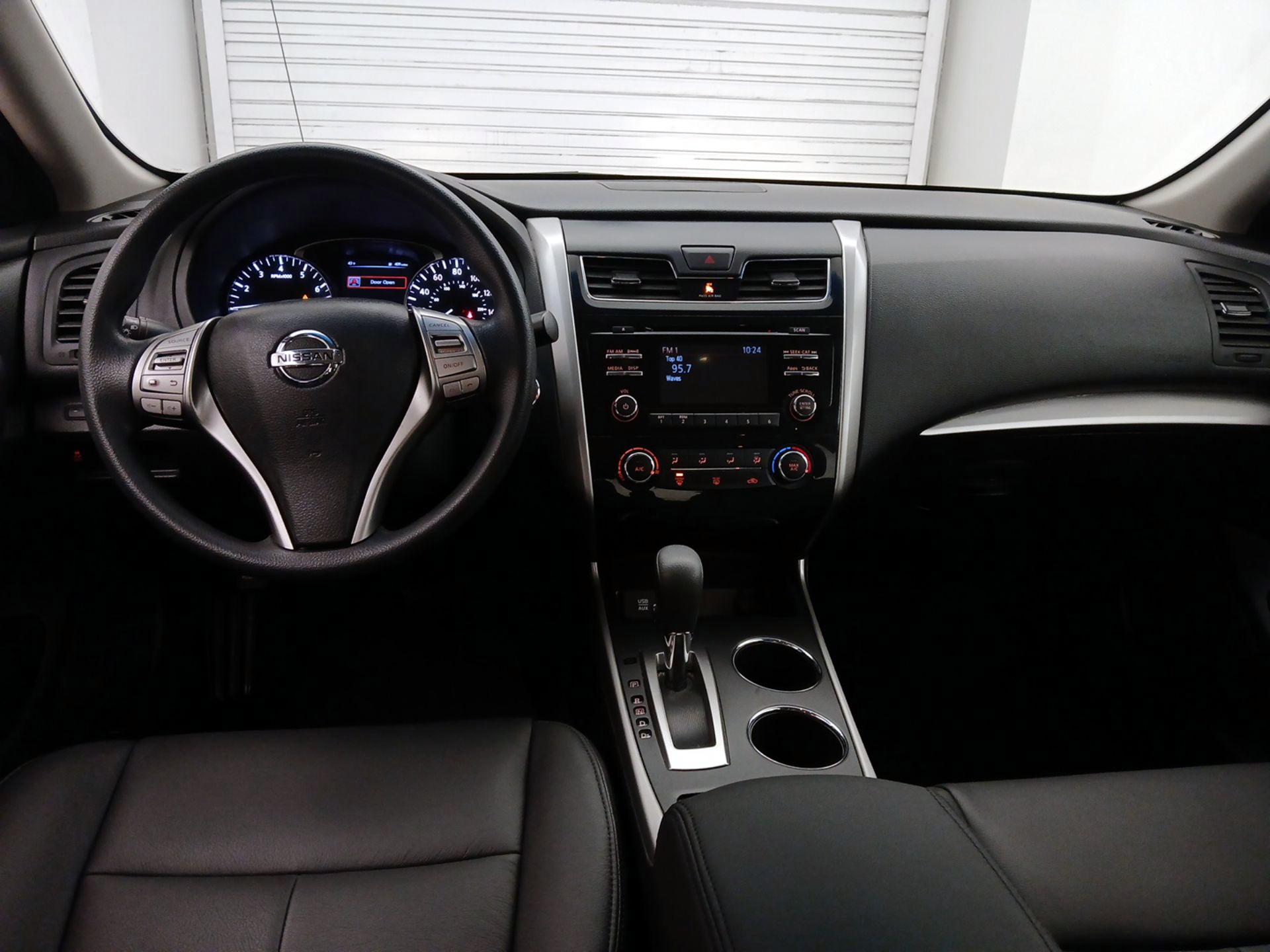 Thumbnail: 2015 Nissan Altima - 9