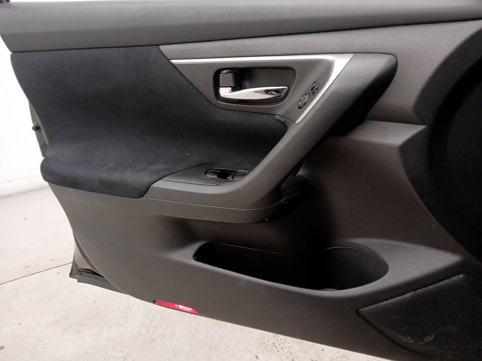 Thumbnail: 2015 Nissan Altima - 12