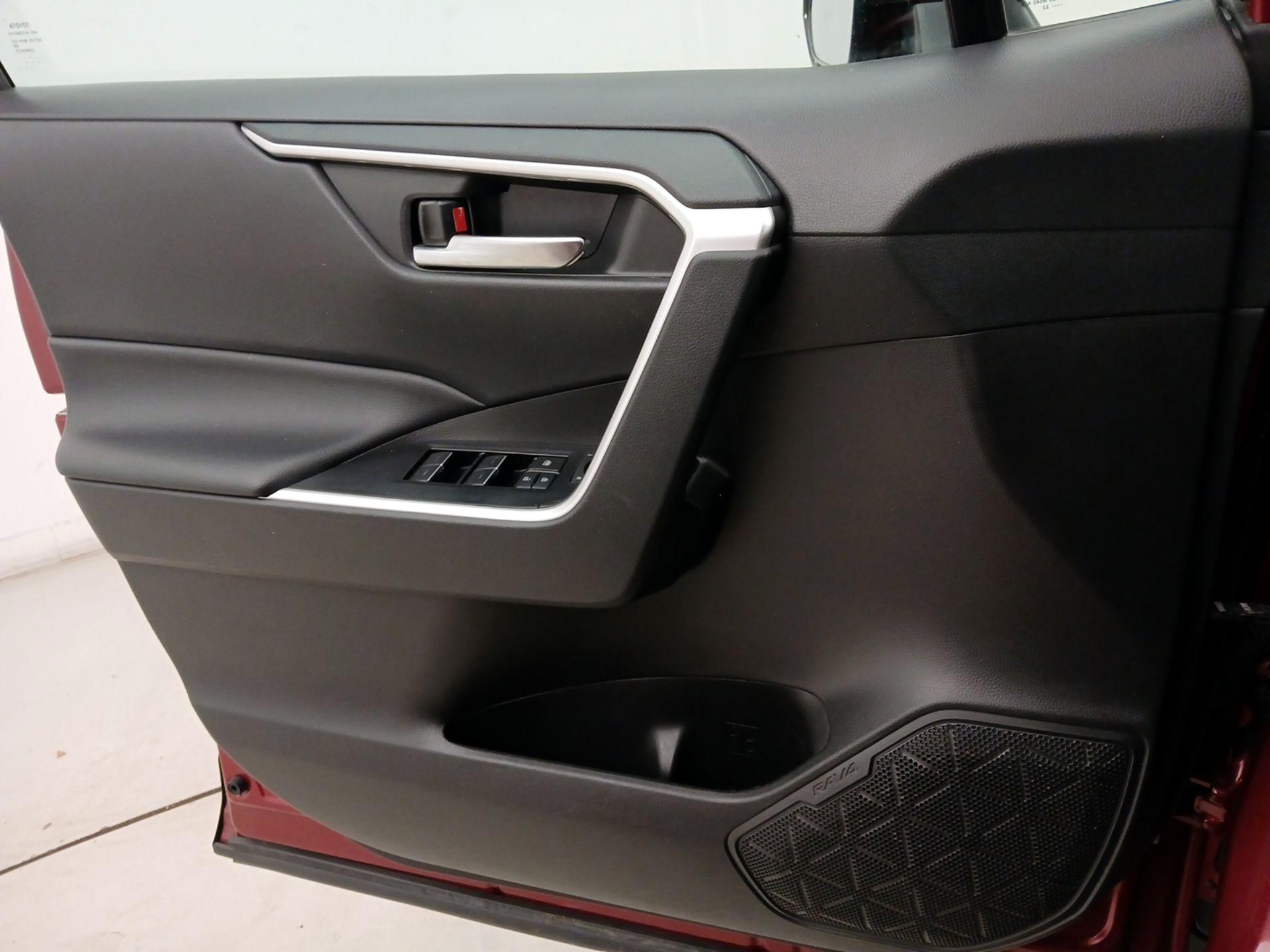 Thumbnail: 2022 Toyota RAV4 - 12