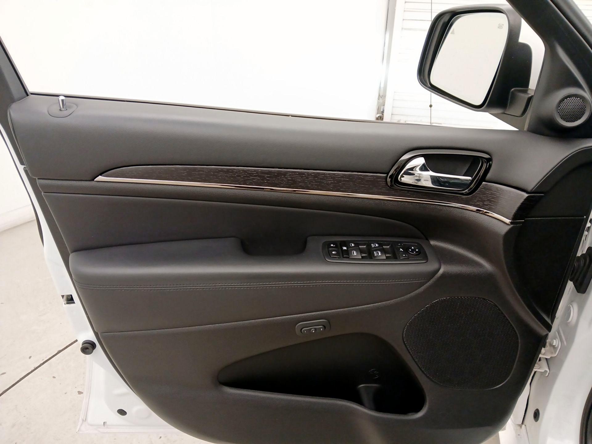 Thumbnail: 2020 Jeep Grand Cherokee - 12