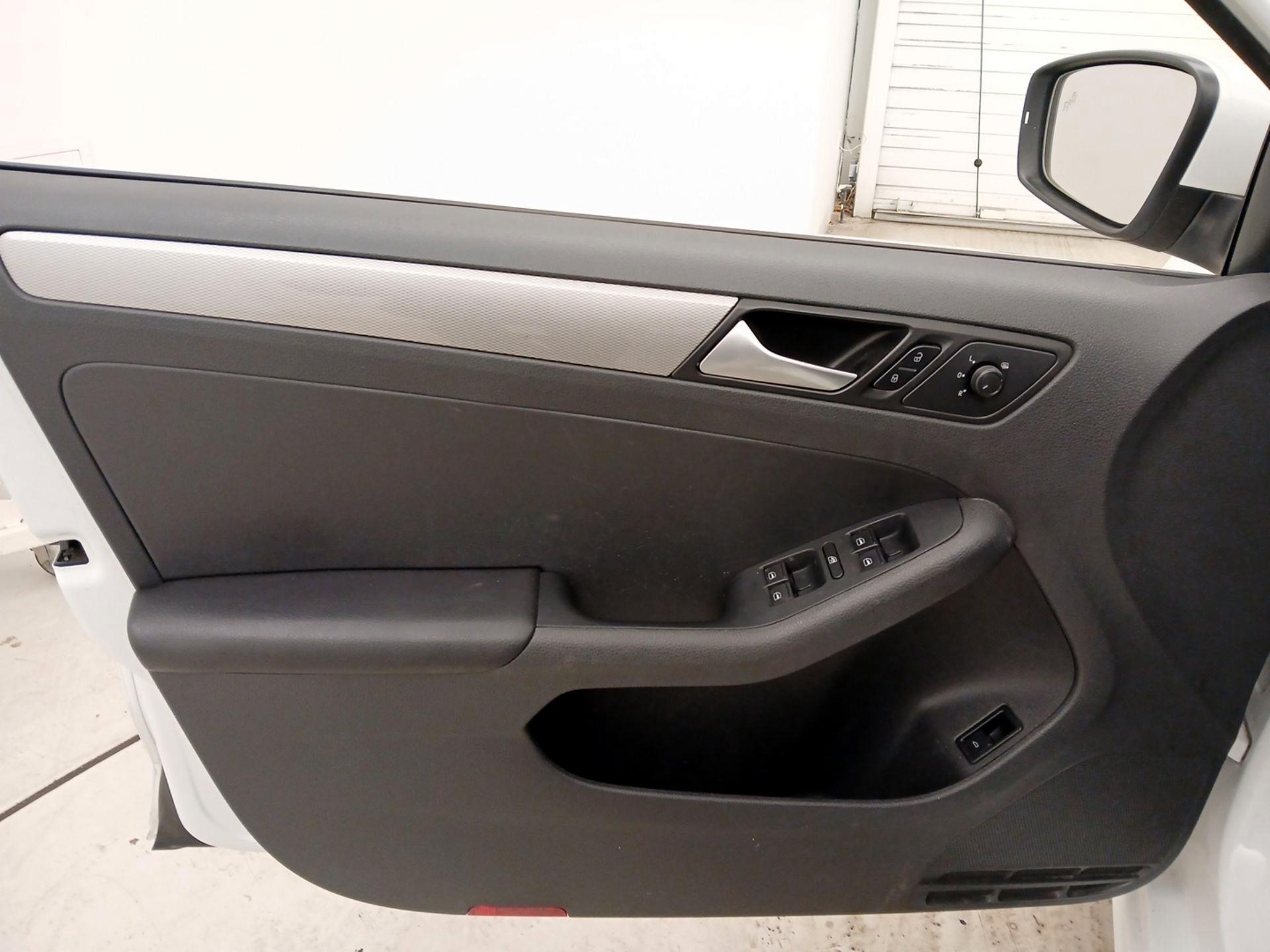 Thumbnail: 2017 Volkswagen Jetta - 12