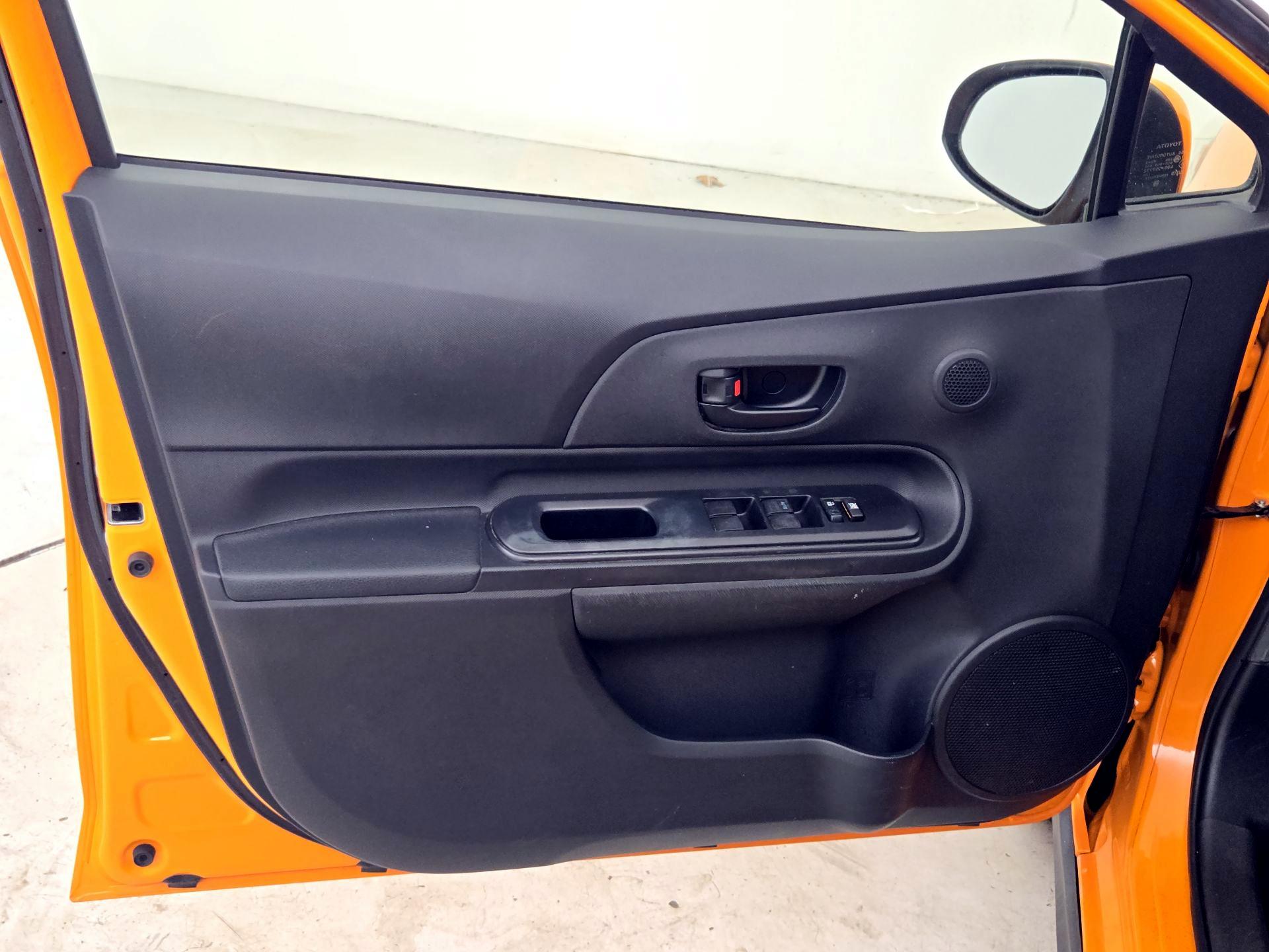 Thumbnail: 2018 Toyota Prius c - 12