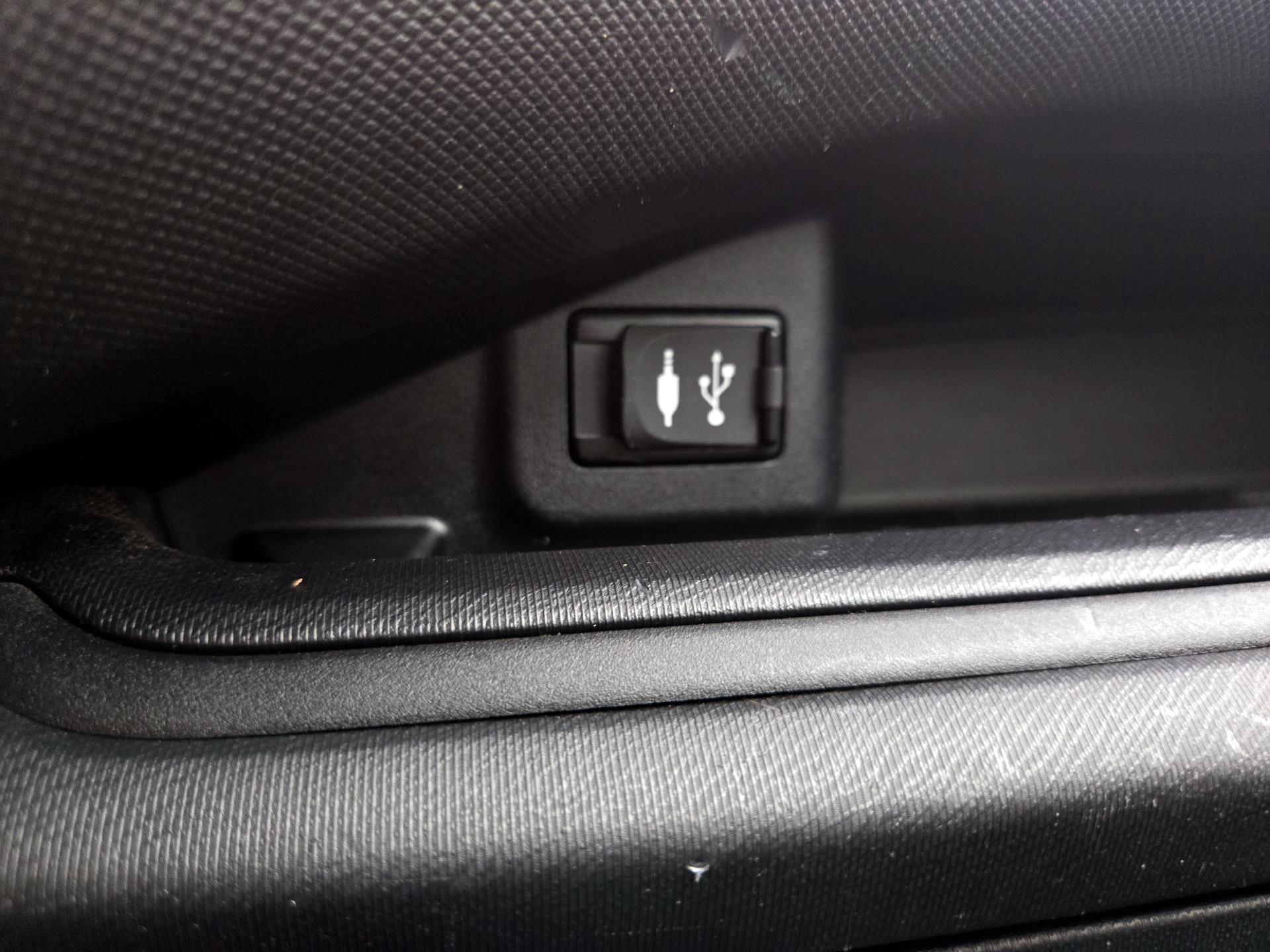 Thumbnail: 2018 Toyota Prius c - 18