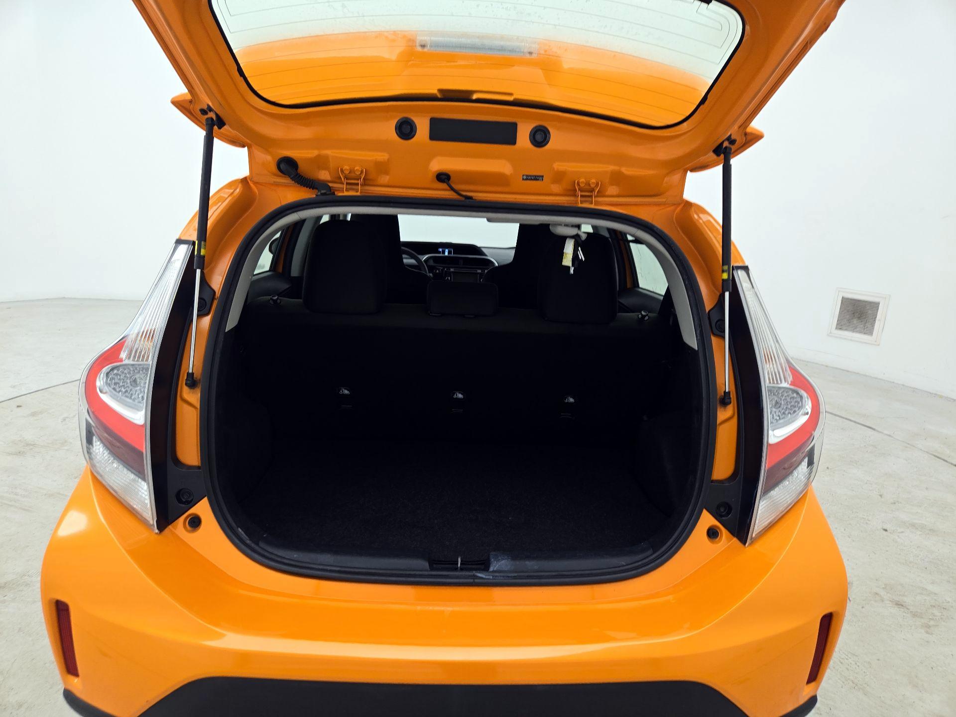 Thumbnail: 2018 Toyota Prius c - 20