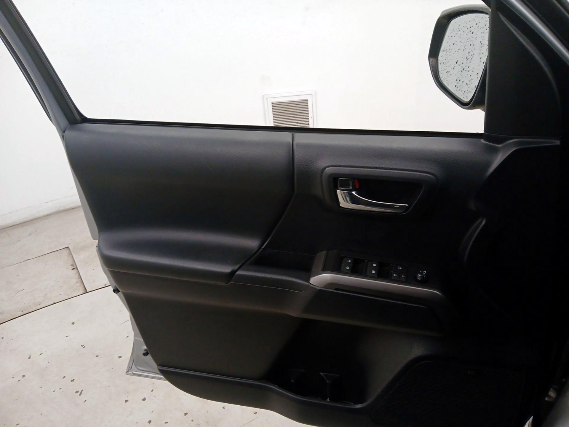 Thumbnail: 2019 Toyota Tacoma - 12