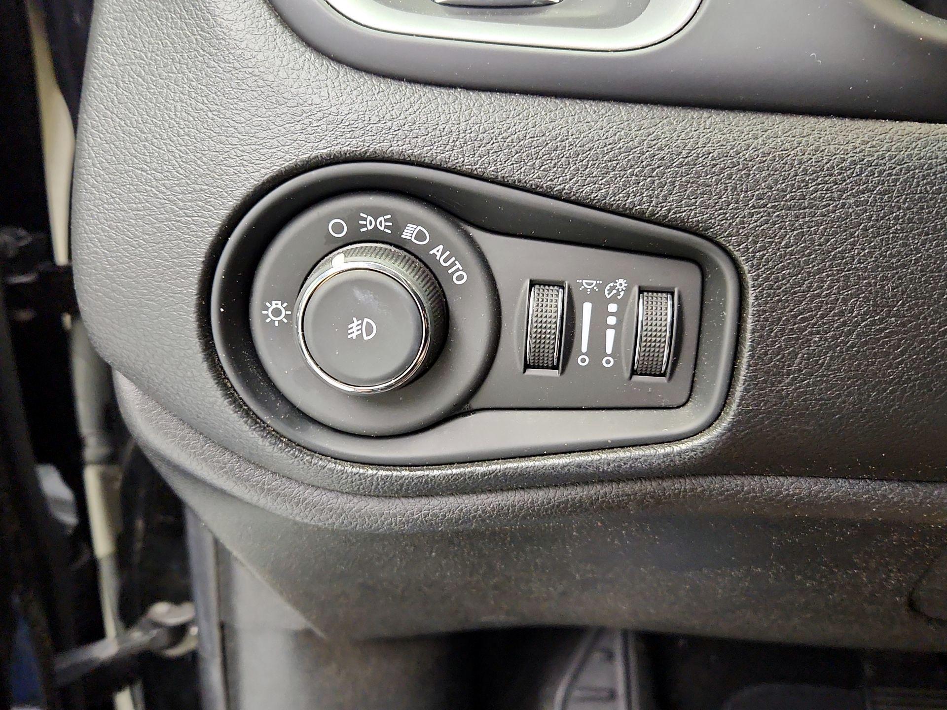 Thumbnail: 2018 Jeep Renegade - 13