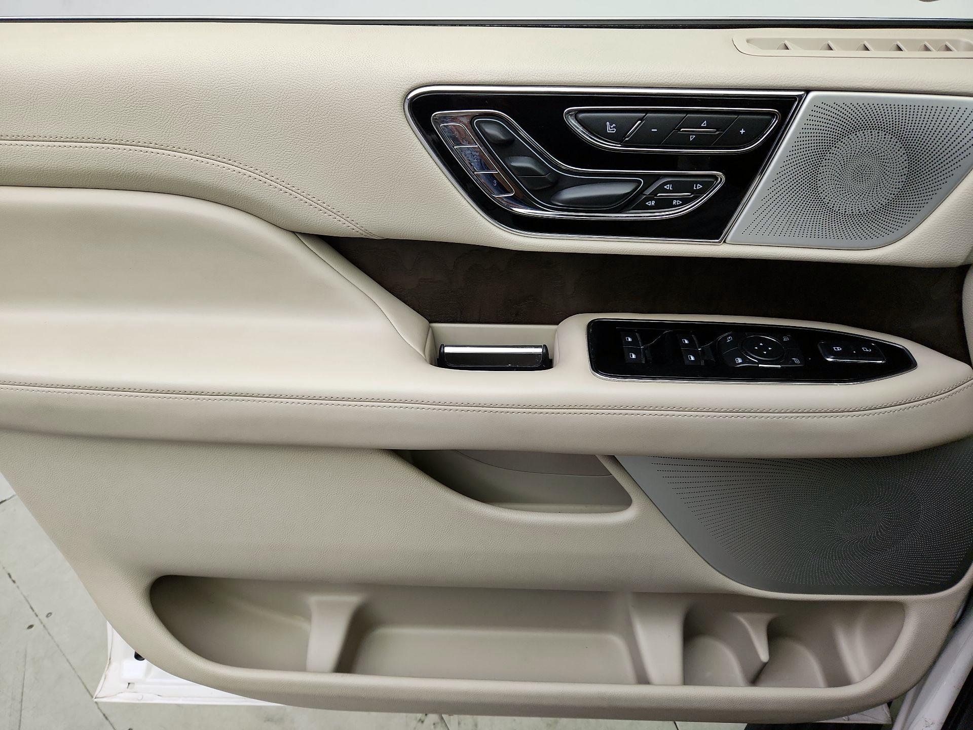 Thumbnail: 2019 Lincoln Navigator - 12