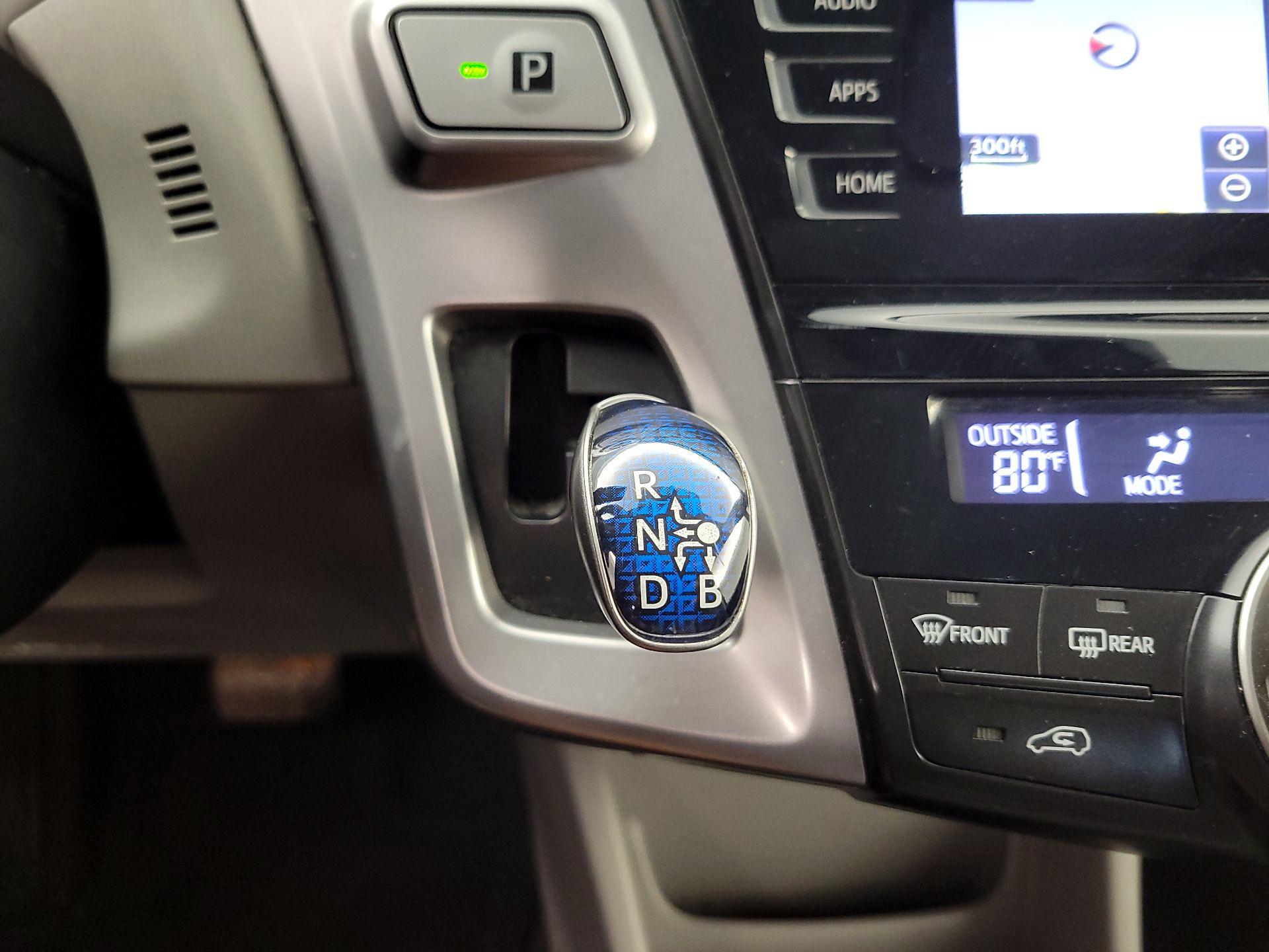Thumbnail: 2015 Toyota Prius v - 18