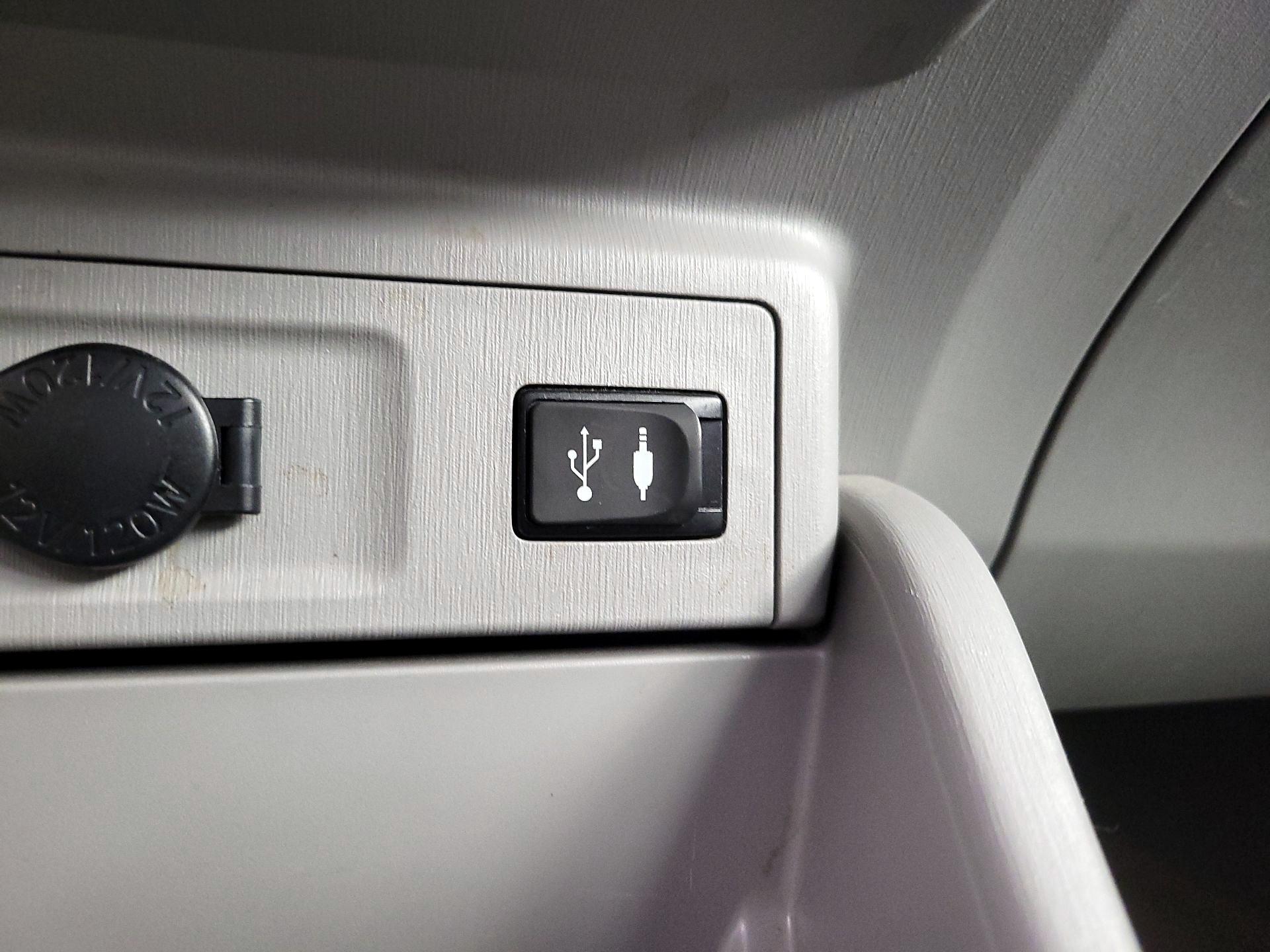 Thumbnail: 2015 Toyota Prius v - 19
