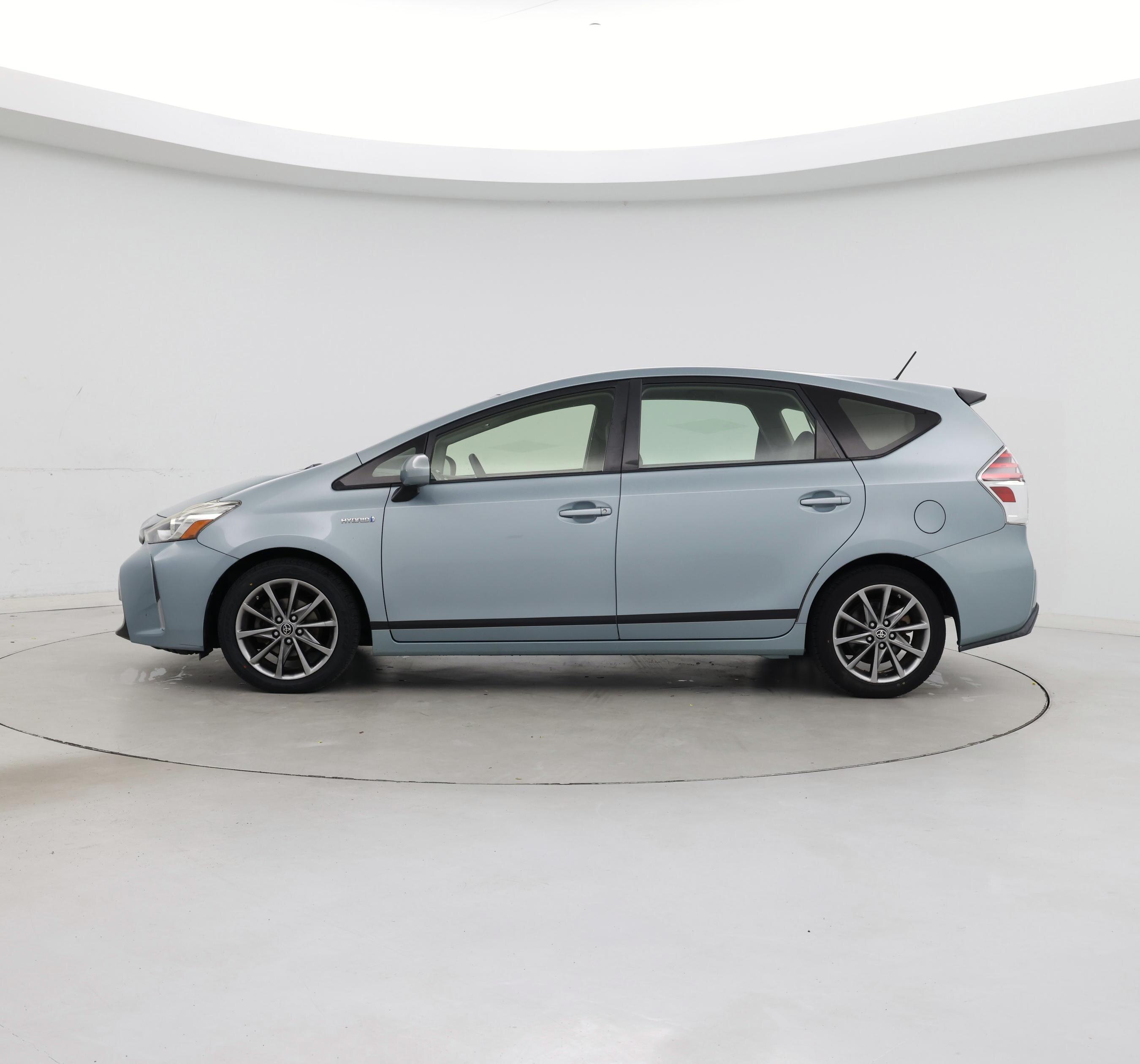 Thumbnail: 2015 Toyota Prius v - 3