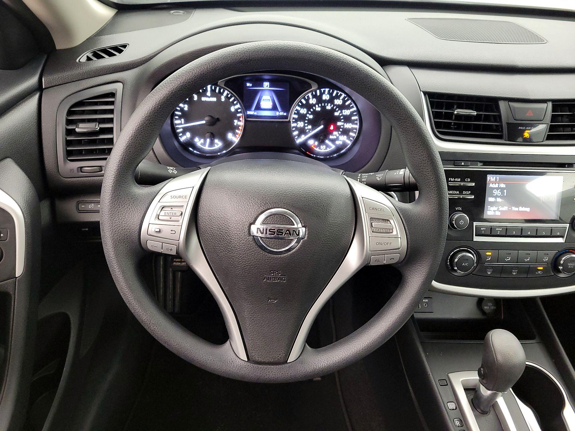 Thumbnail: 2017 Nissan Altima - 10