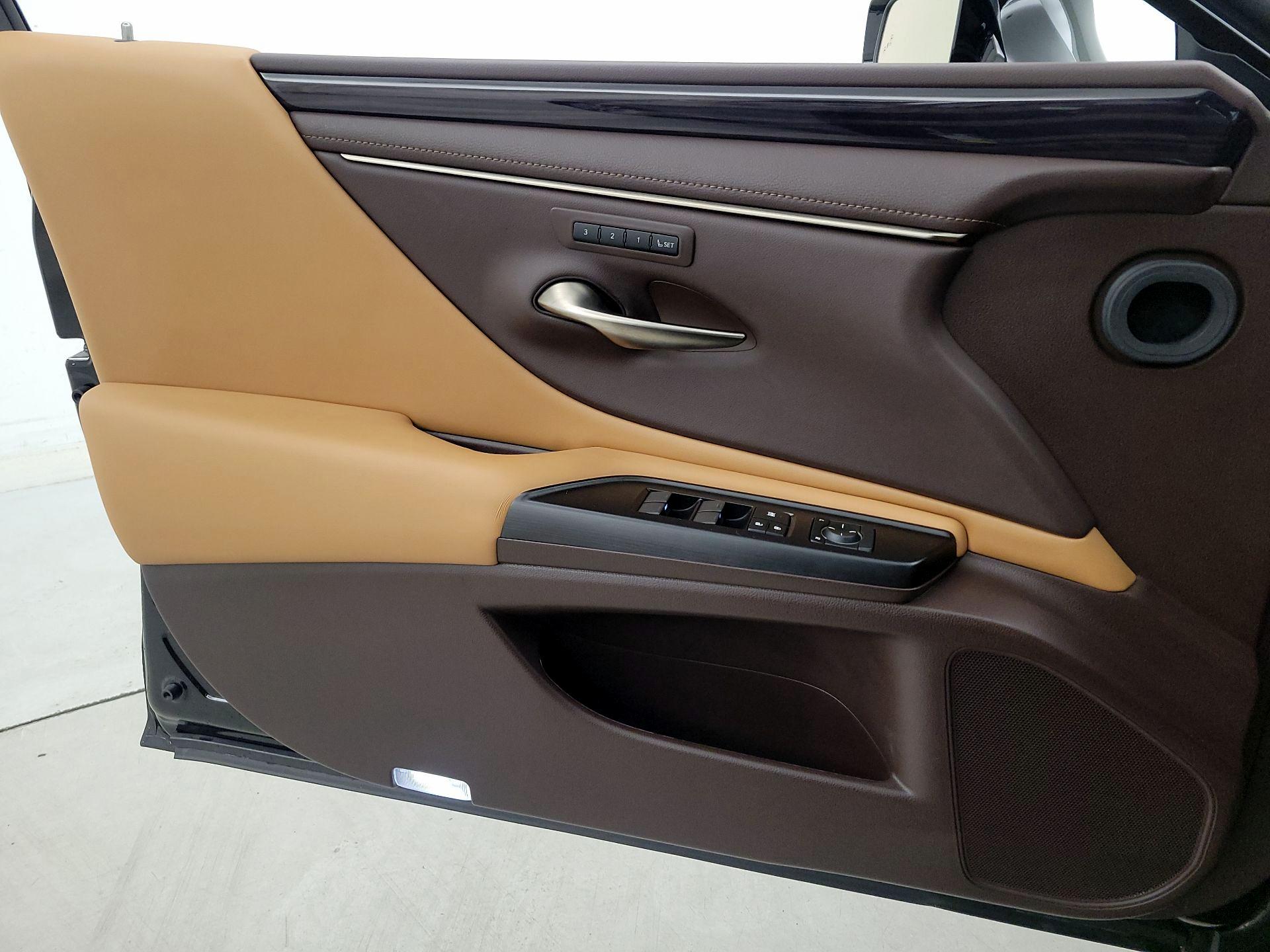 Thumbnail: 2019 Lexus ES - 12