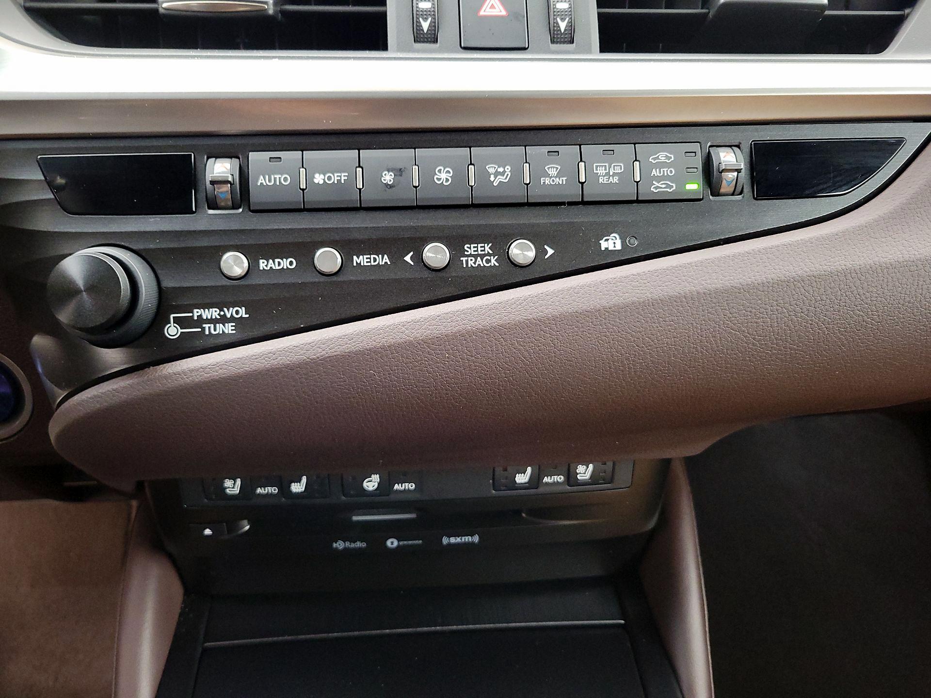 Thumbnail: 2019 Lexus ES - 16