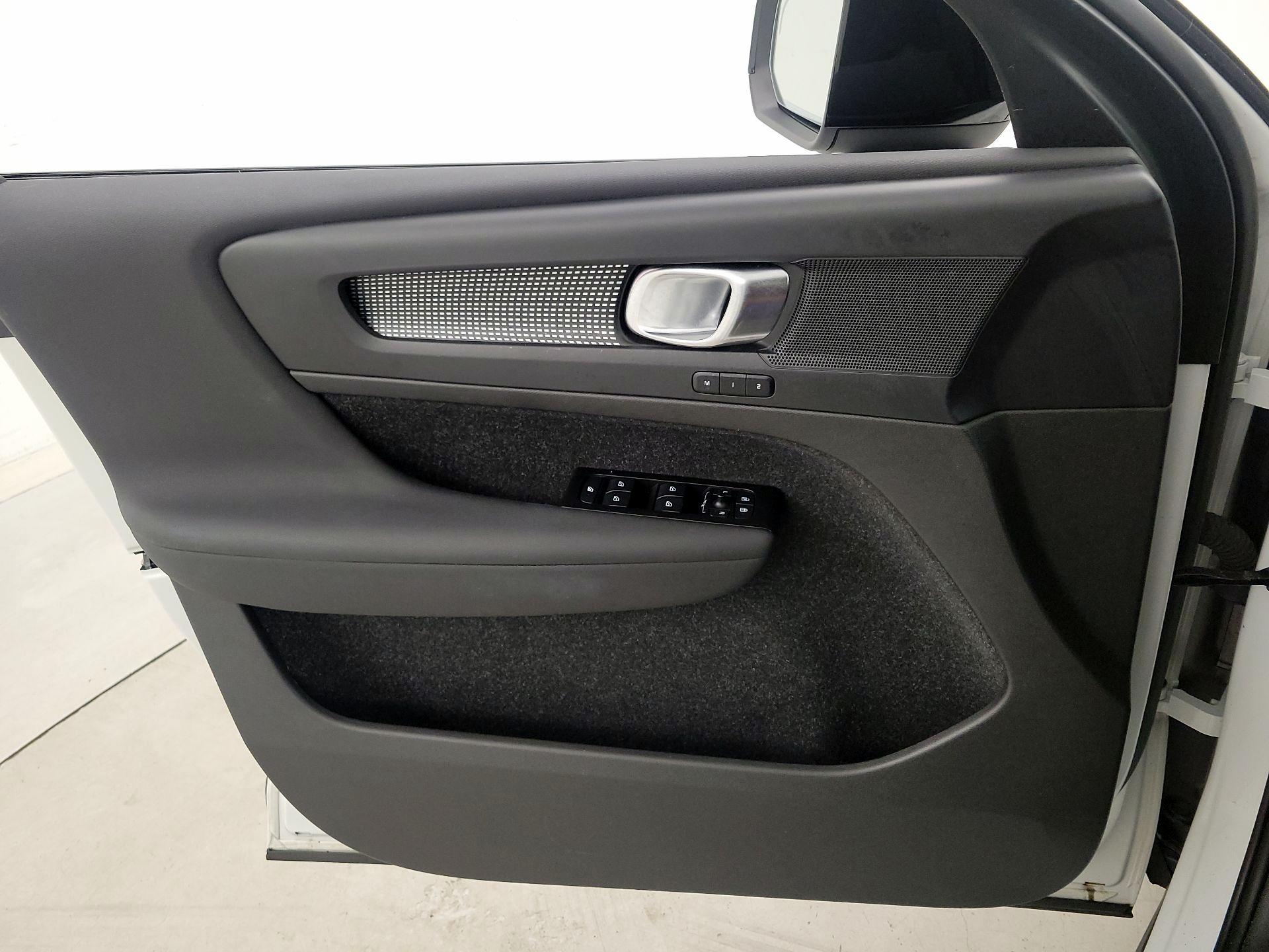 Thumbnail: 2022 Volvo XC40 - 12