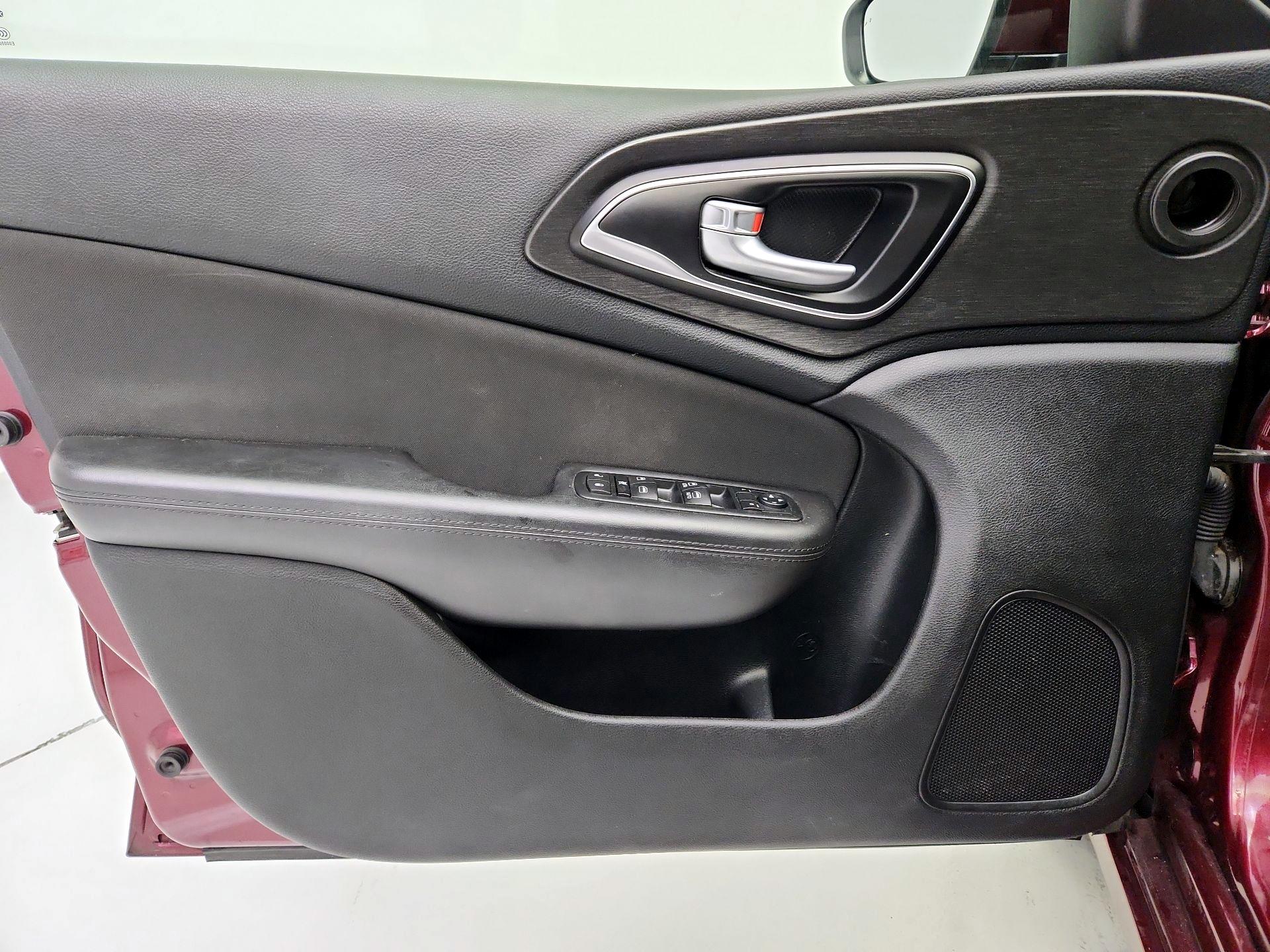 Thumbnail: 2015 Chrysler 200 - 12