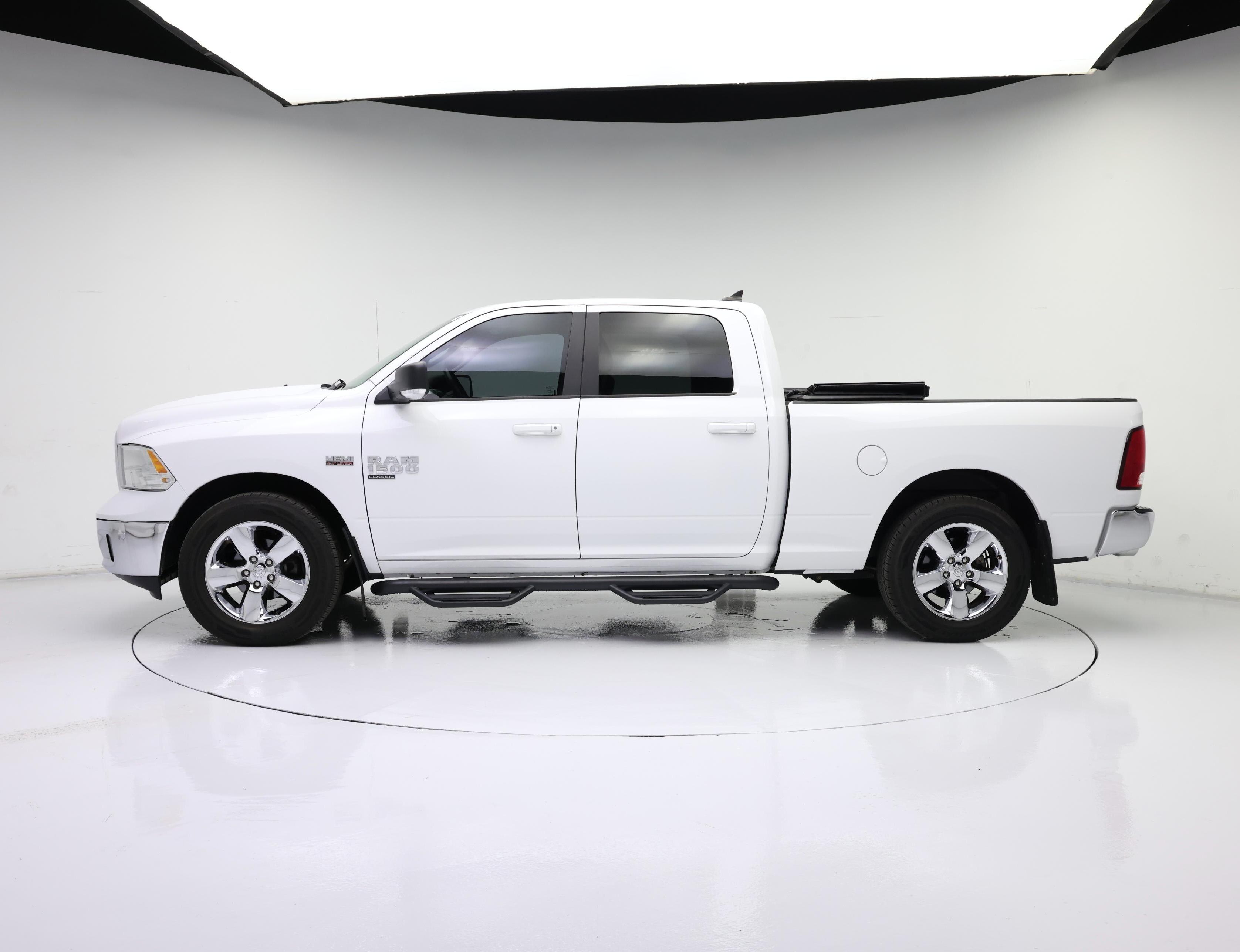 Thumbnail: 2019 RAM 1500 Classic - 3