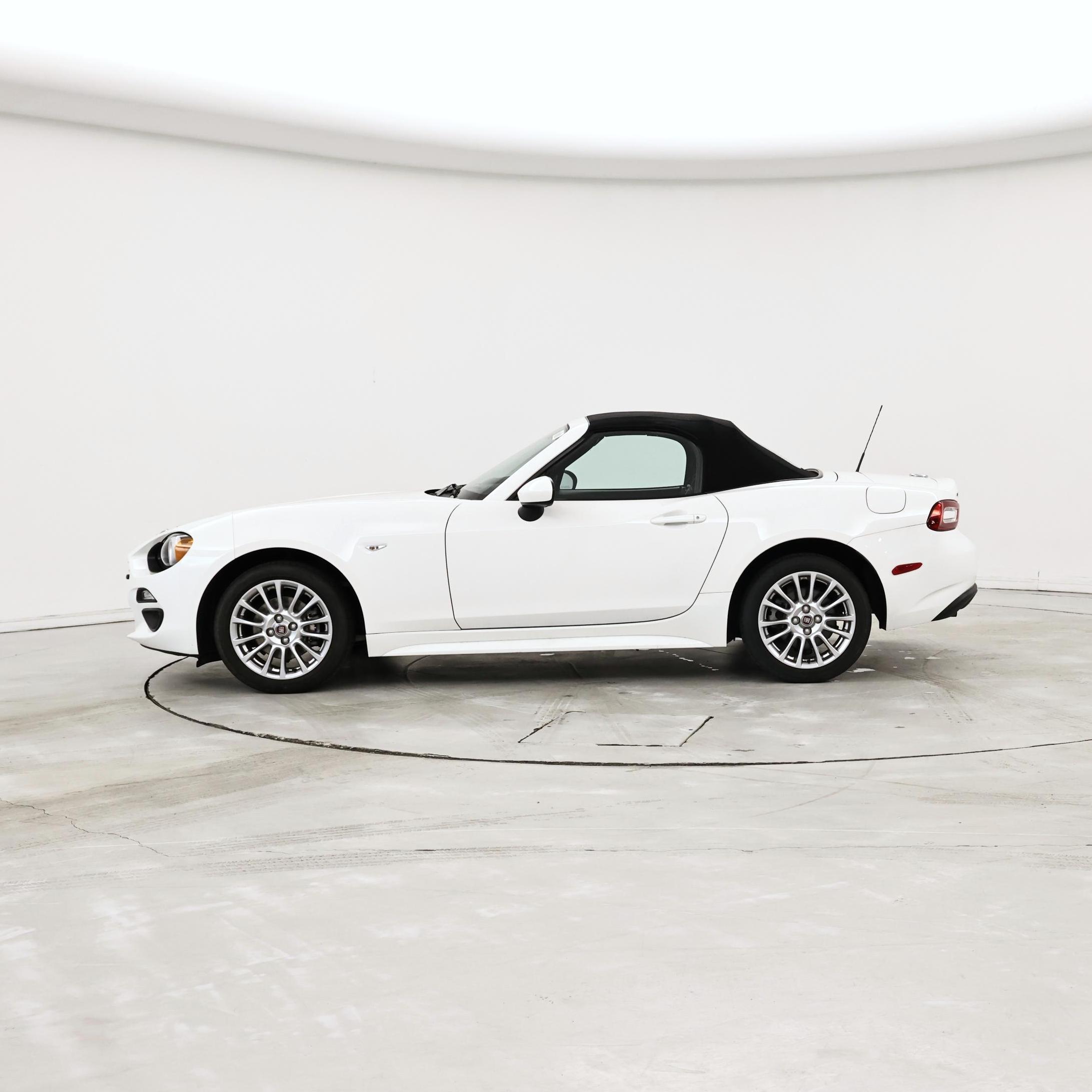 Thumbnail: 2017 Fiat 124 Spider - 3