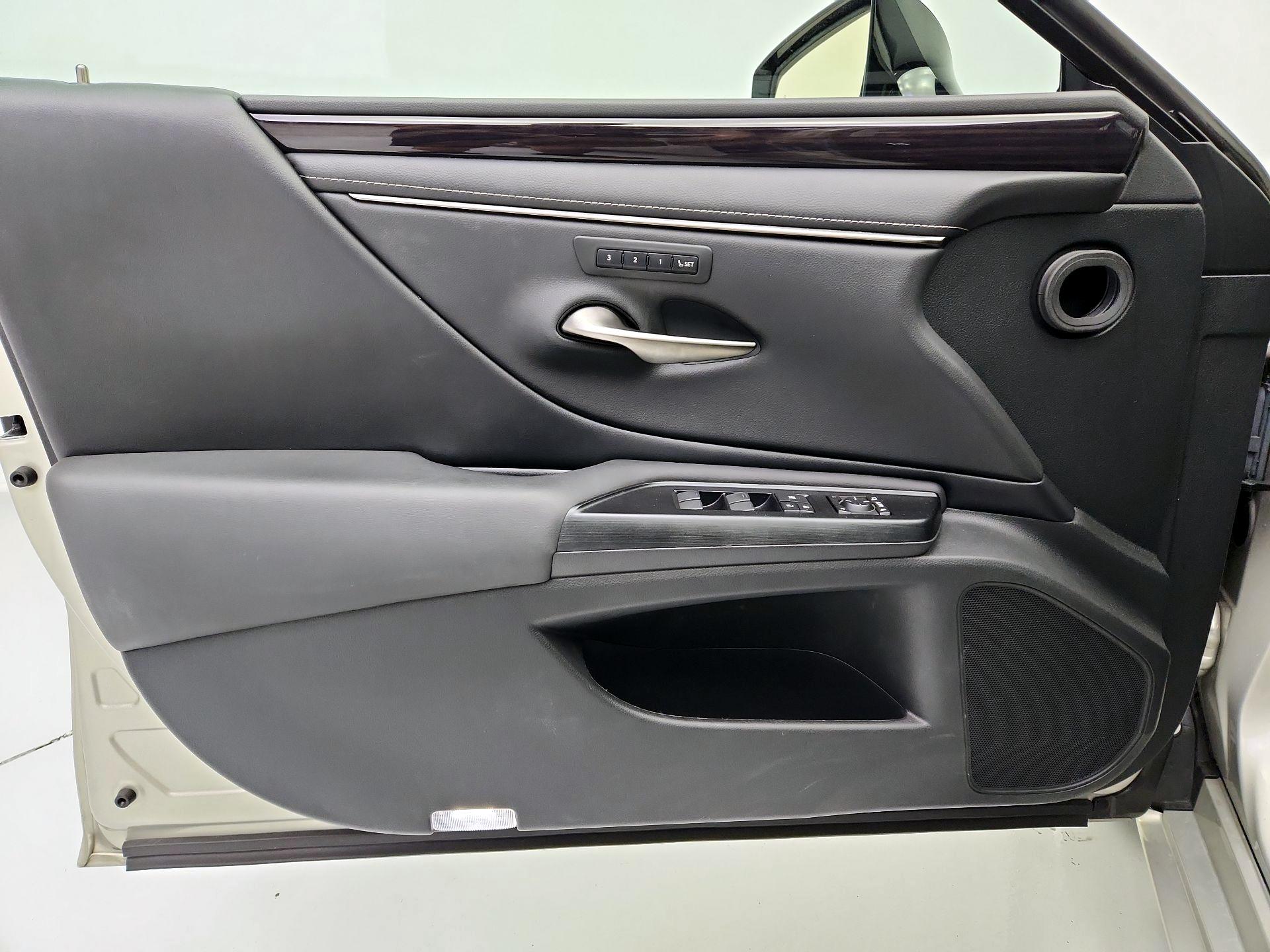 Thumbnail: 2020 Lexus ES - 12