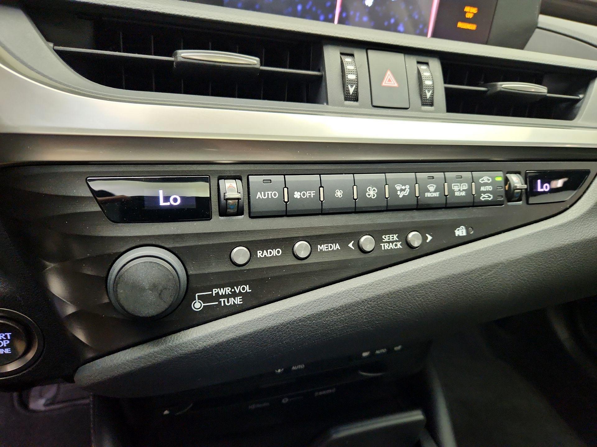 Thumbnail: 2020 Lexus ES - 16