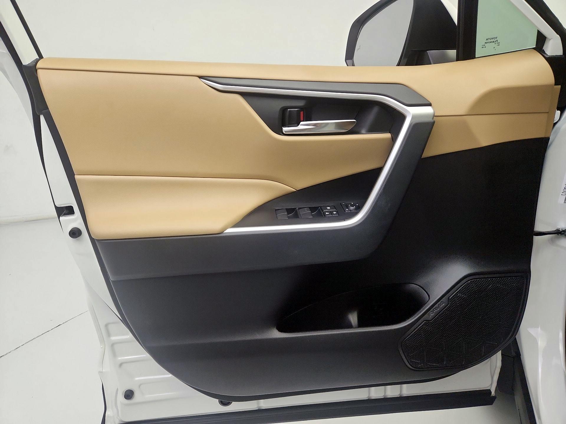 Thumbnail: 2021 Toyota RAV4 - 12
