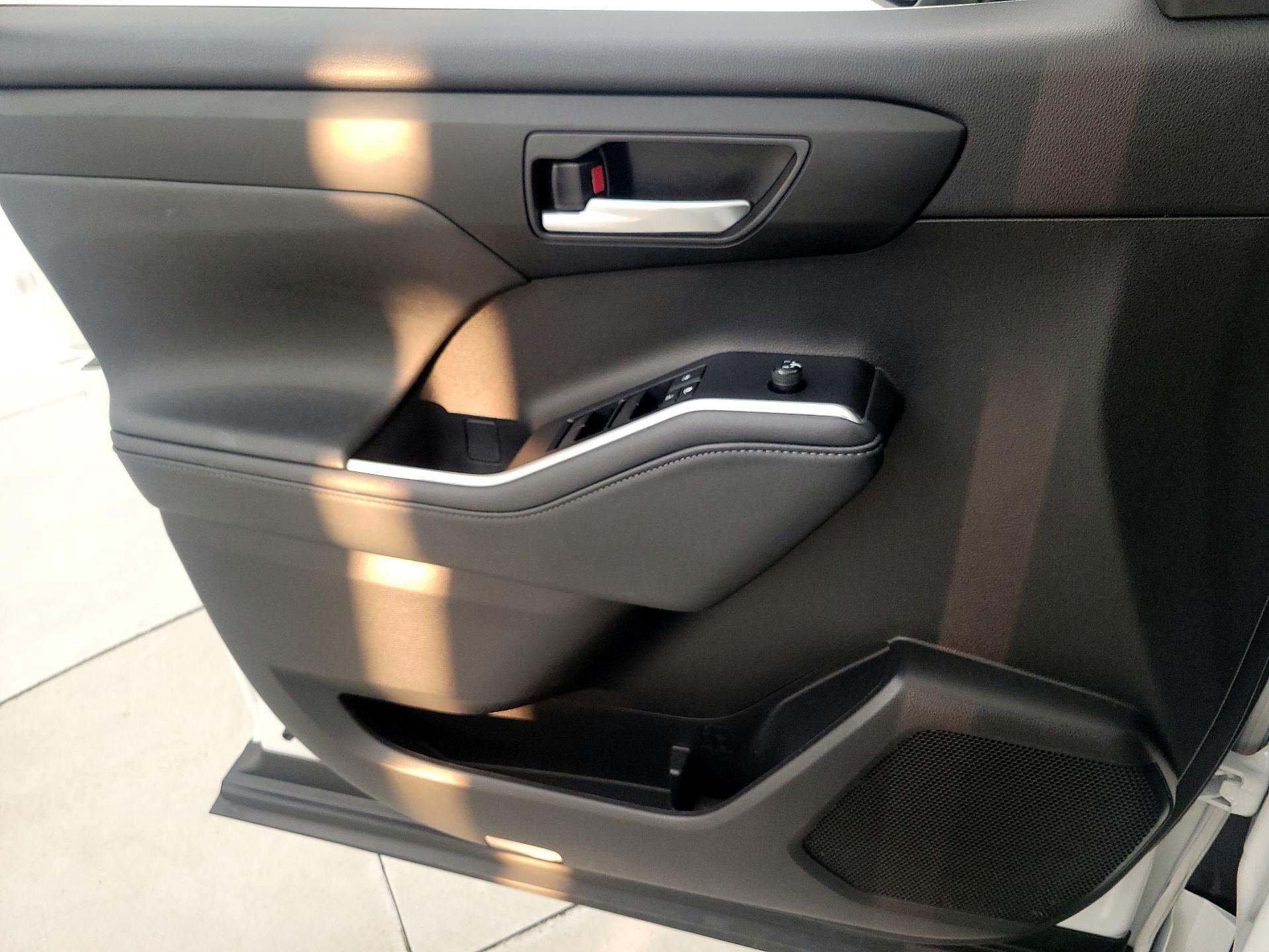 Thumbnail: 2021 Toyota Highlander - 12