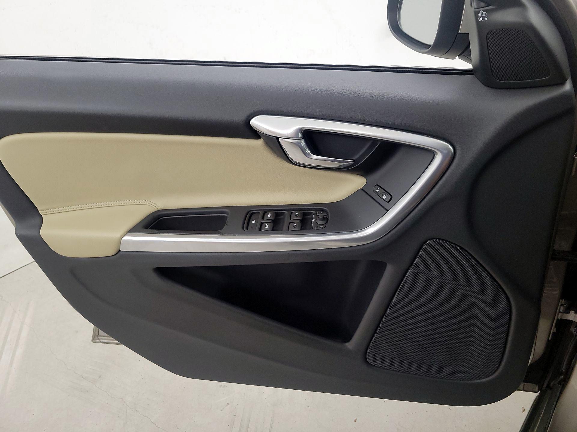 Thumbnail: 2016 Volvo S60 - 12